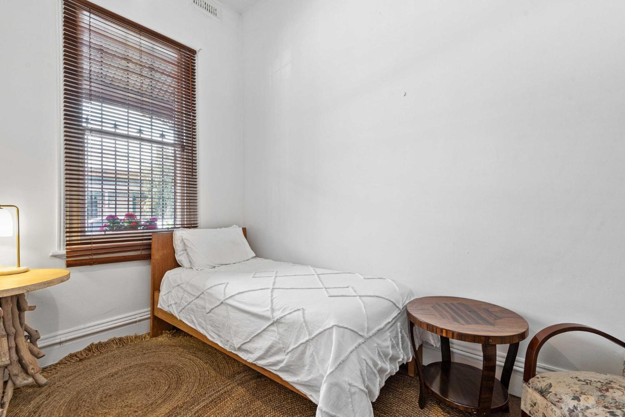 Charming 2-Bed Town House Near Market