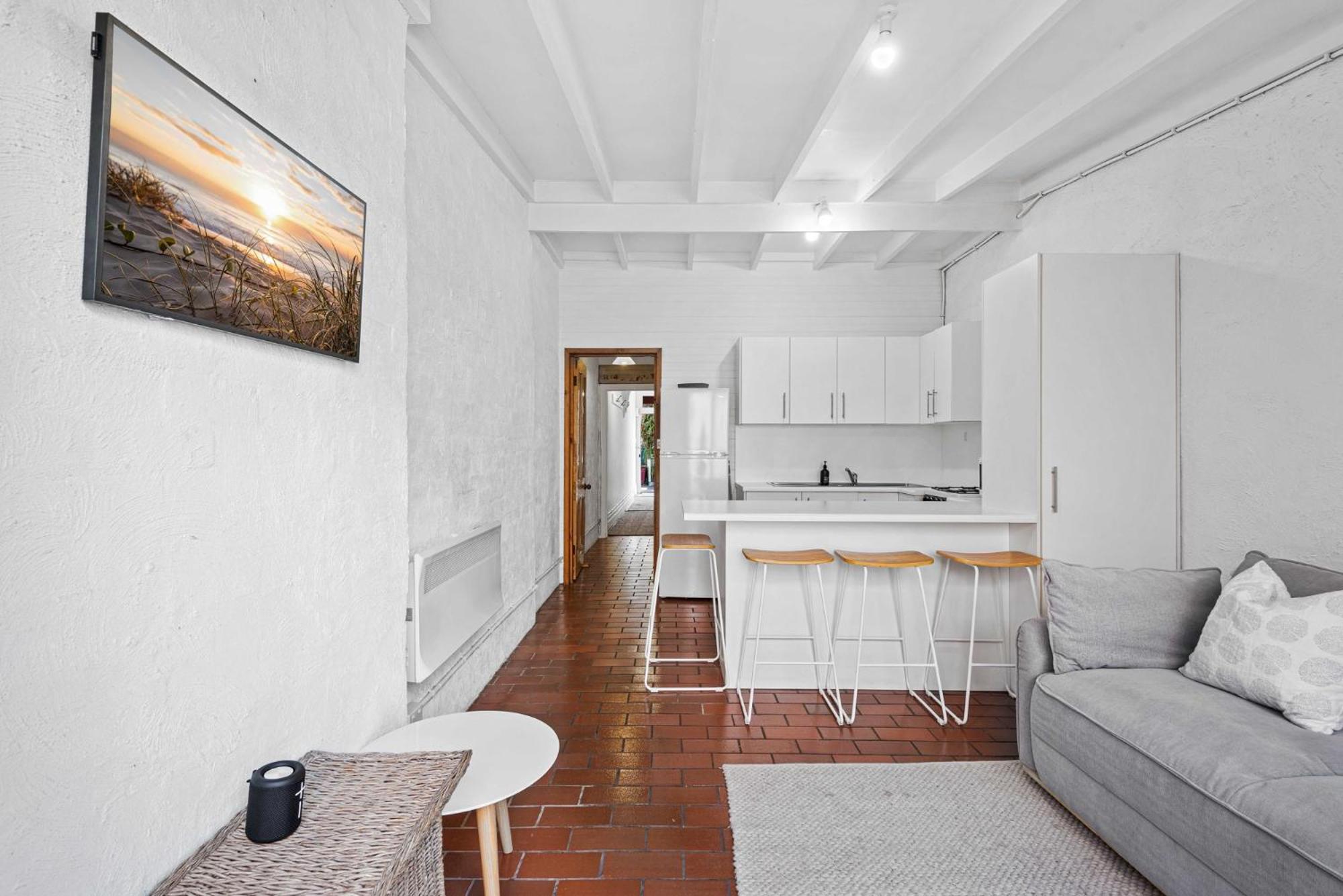 Charming 2-Bed Town House Near Market