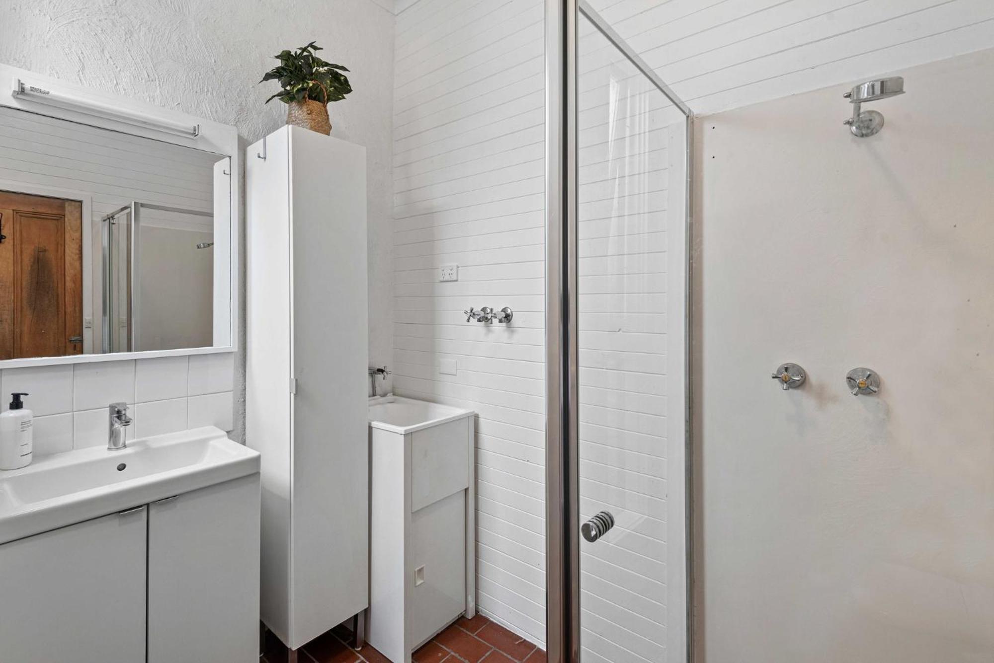 Charming 2-Bed Town House Near Market