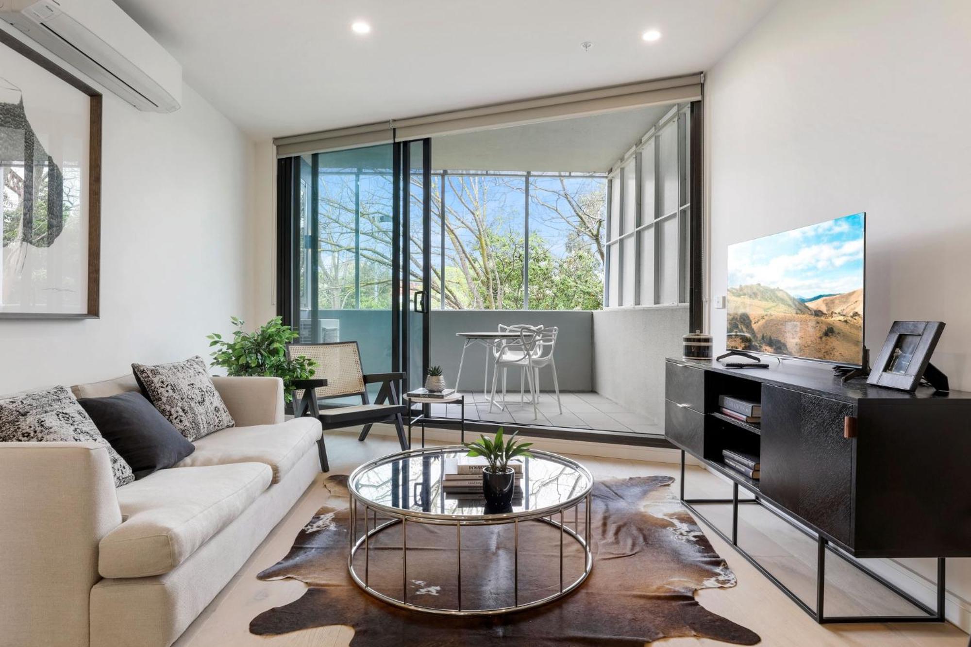 Modern 2-Bed Ivanhoe unit with Parking
