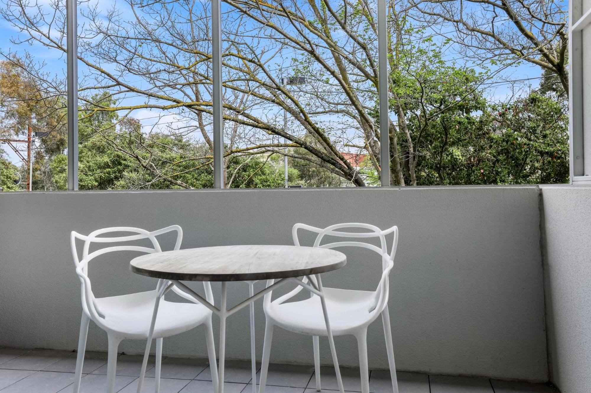 Modern 2-Bed Ivanhoe unit with Parking