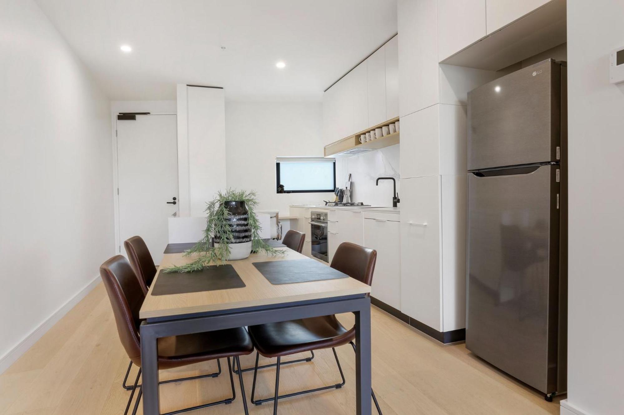 Modern 2-Bed Ivanhoe unit with Parking