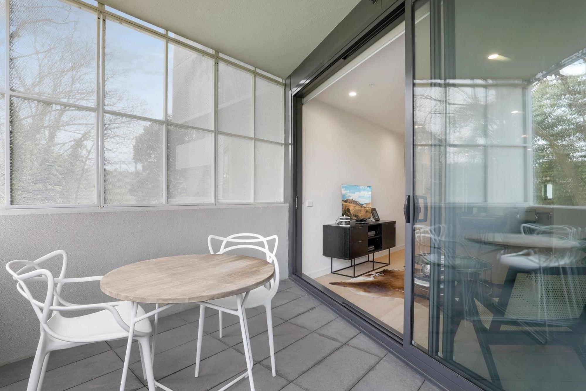 Modern 2-Bed Ivanhoe unit with Parking