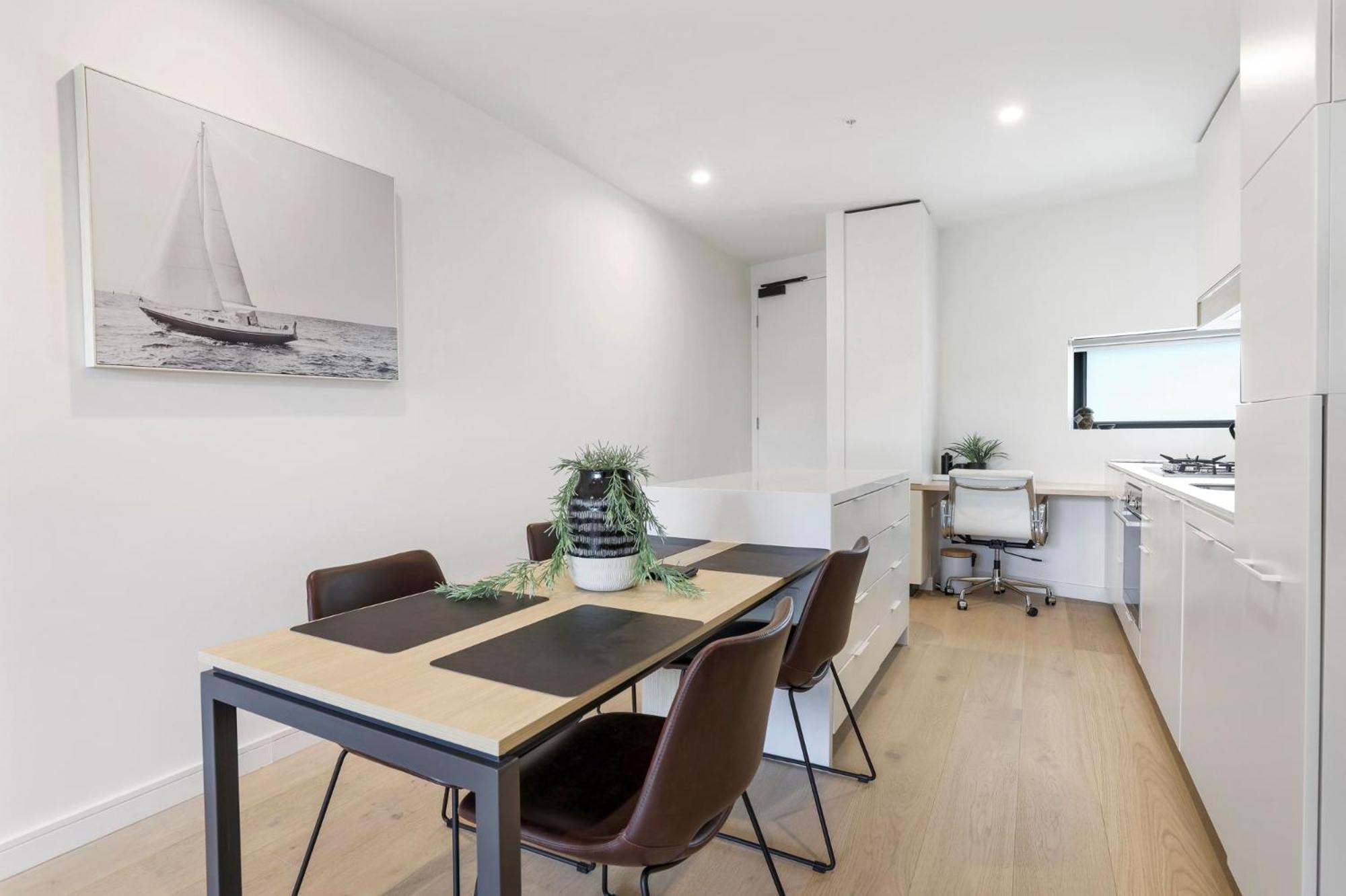Modern 2-Bed Ivanhoe unit with Parking