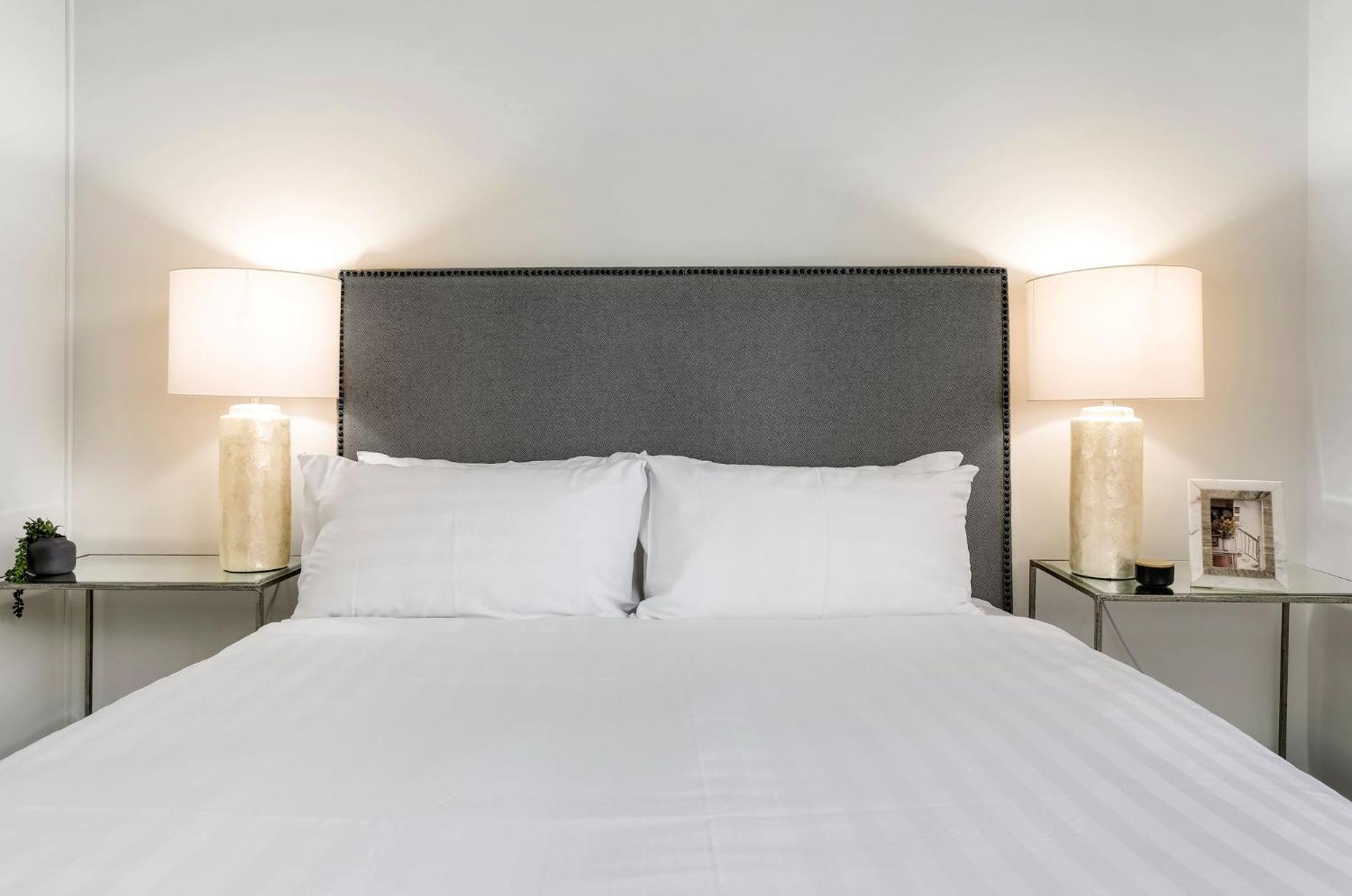 Modern 2-Bed Ivanhoe unit with Parking