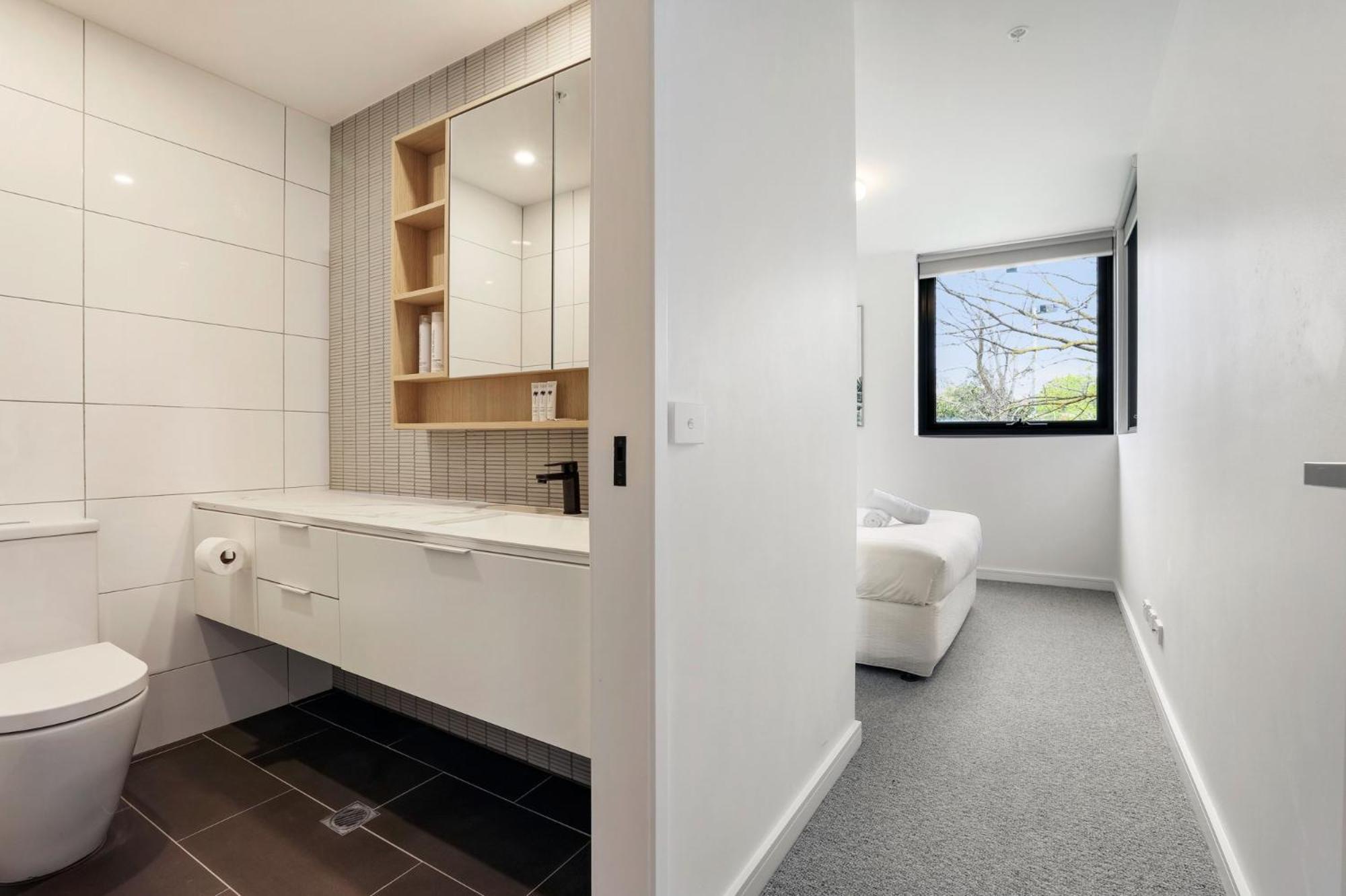 Modern 2-Bed Ivanhoe unit with Parking
