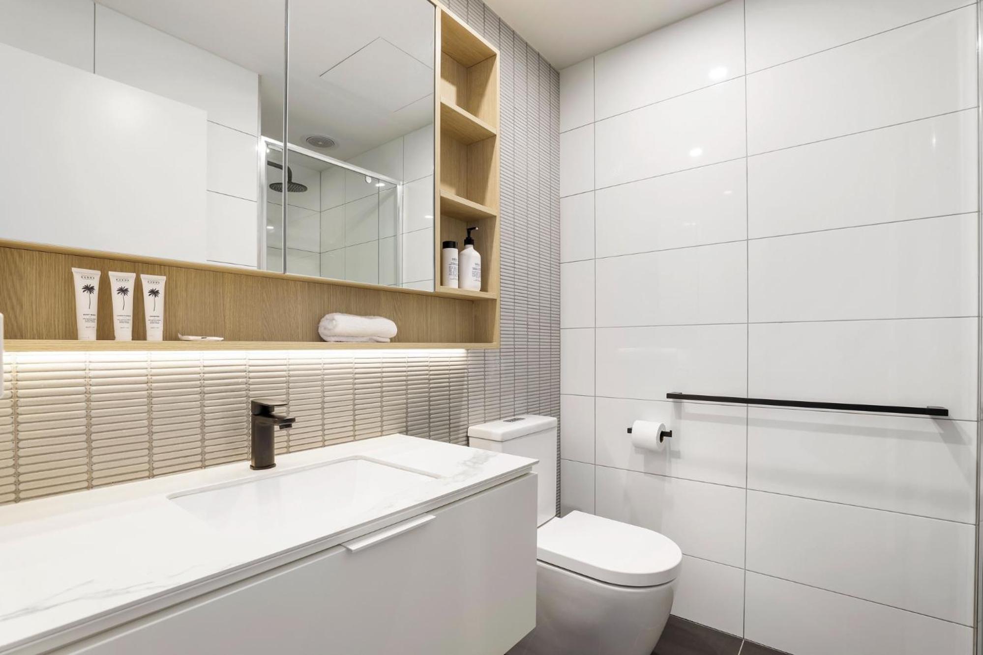 Modern 2-Bed Ivanhoe unit with Parking