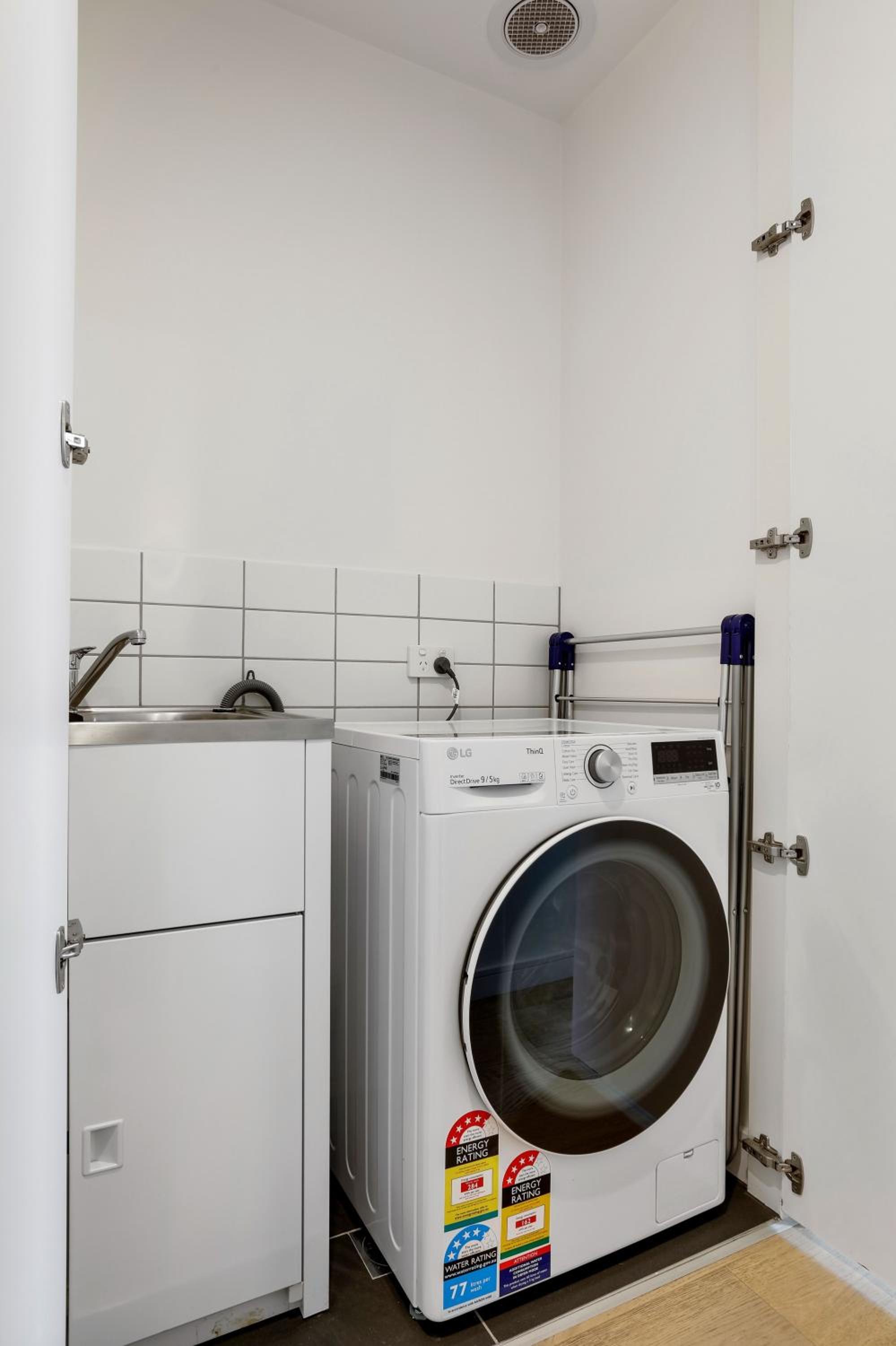 Modern 2-Bed Ivanhoe unit with Parking
