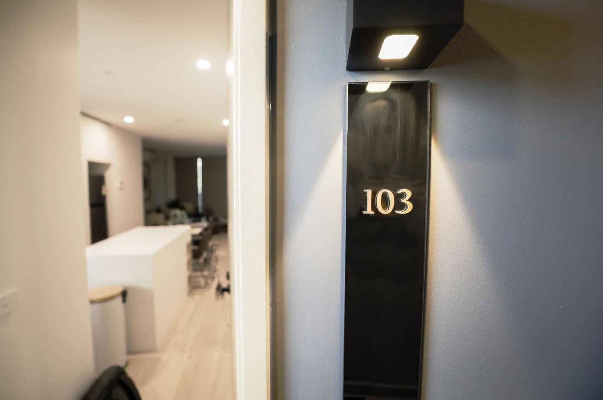 Modern 2-Bed Ivanhoe unit with Parking