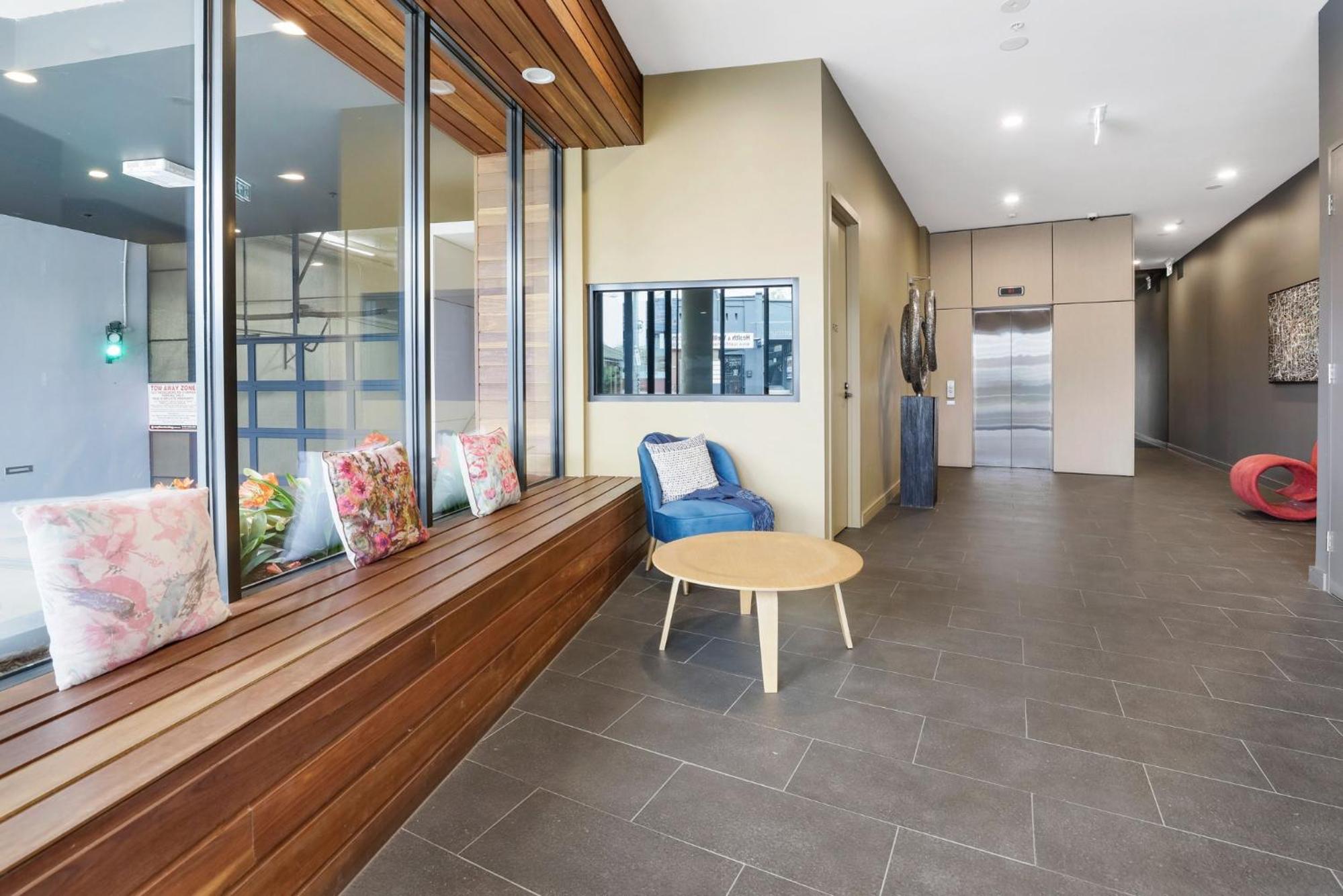 Modern 2-Bed Ivanhoe unit with Parking