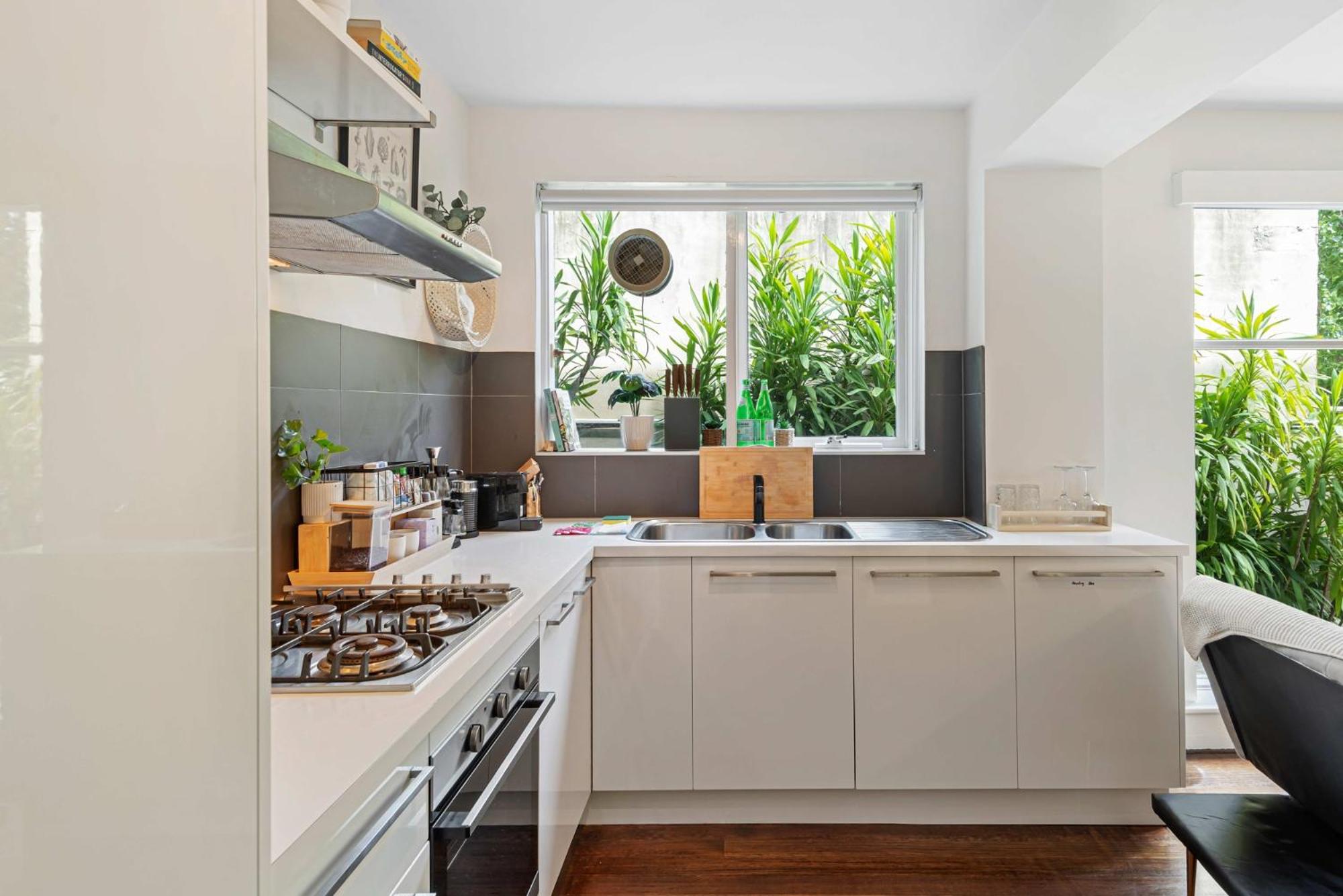 Contemporary 1-Bed Unit Near Chapel St