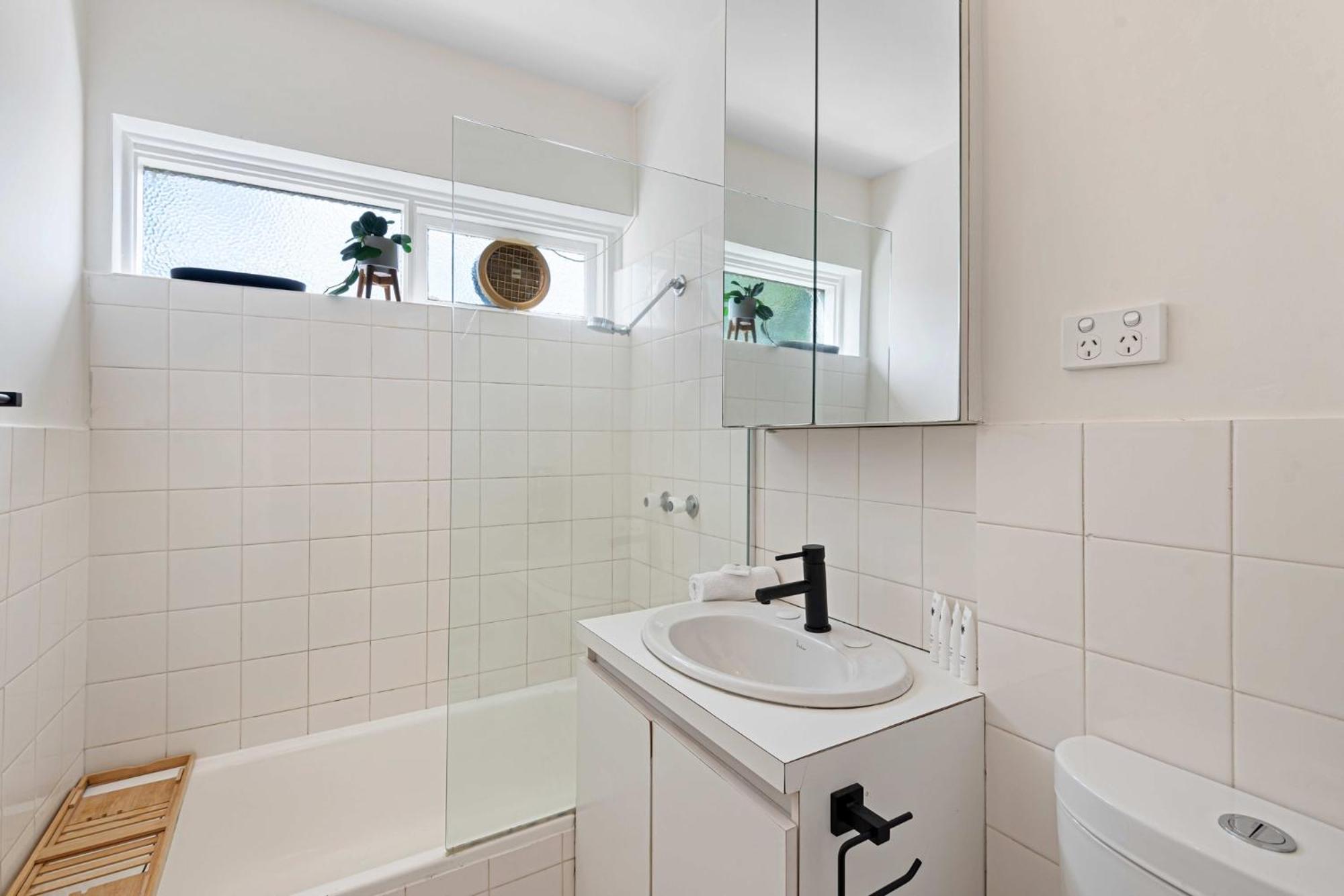 Contemporary 1-Bed Unit Near Chapel St