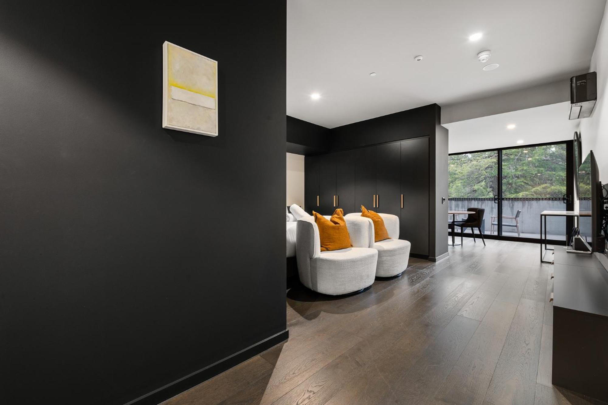 Immaculate Braddon Studio with Accessible Bathroom