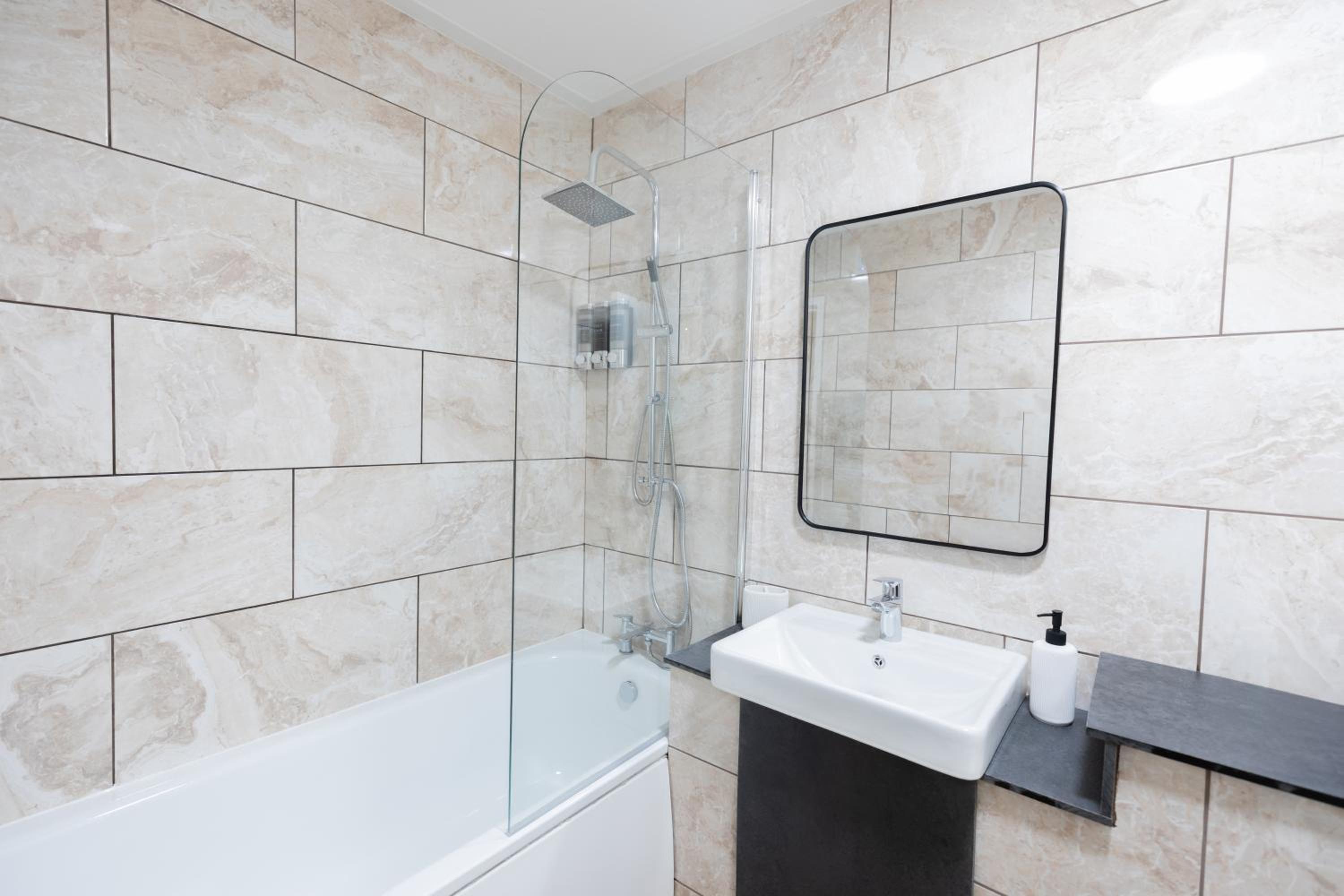 Bright & Modern Apartment, Central Location, Free Parking & Fast Wi Fi