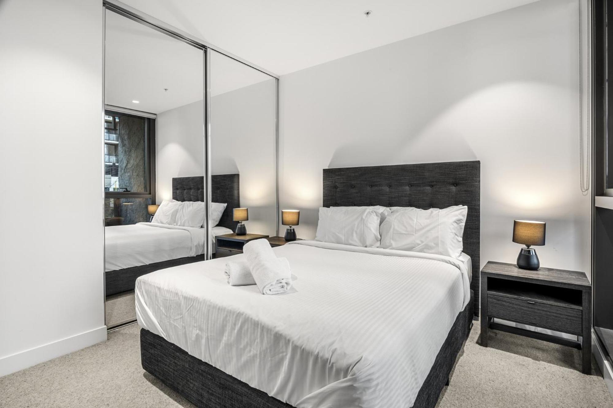 Chic 1-Bed South Melbourne Unit with Pool & Gym
