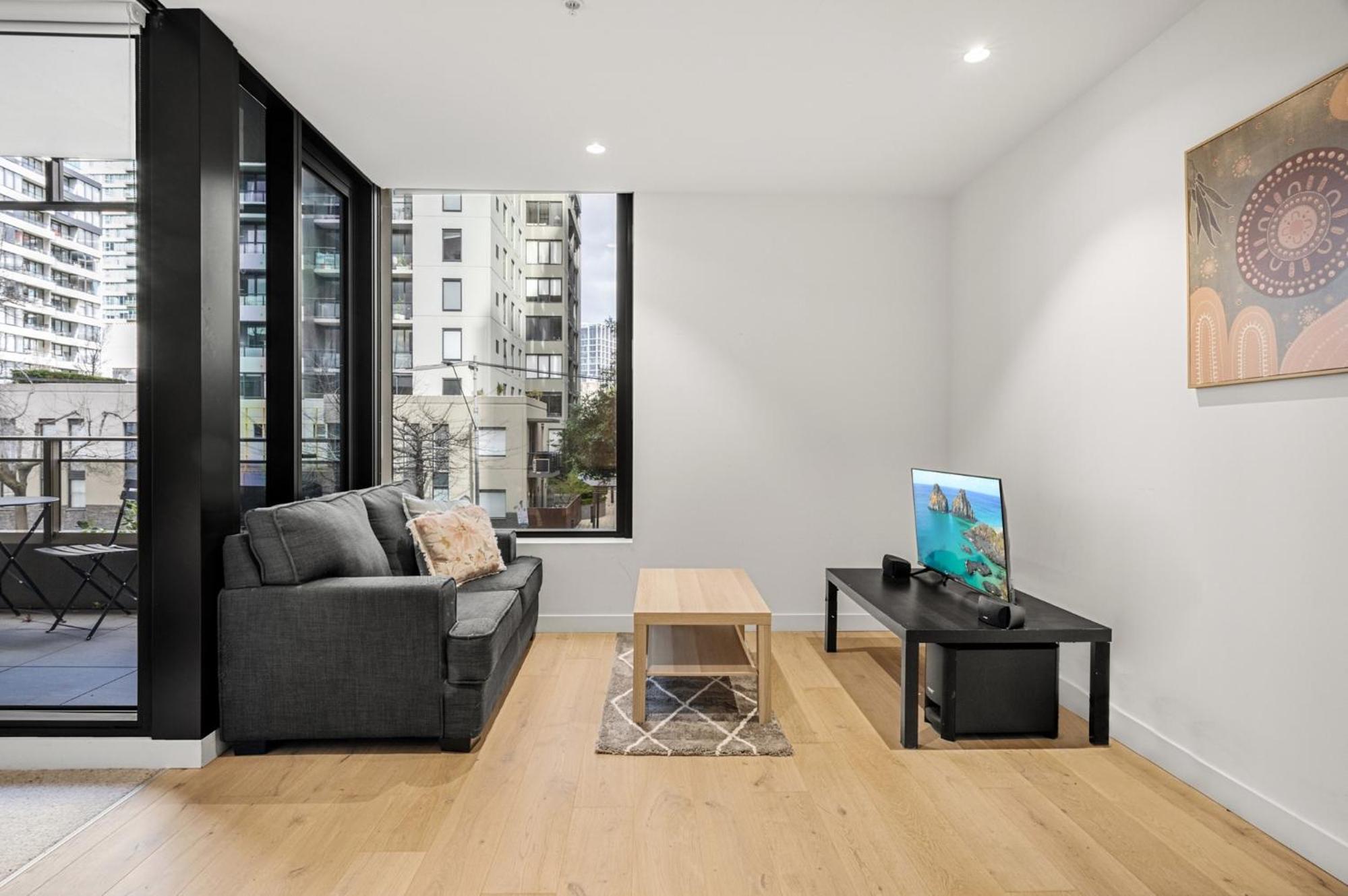 Chic 1-Bed South Melbourne Unit with Pool & Gym