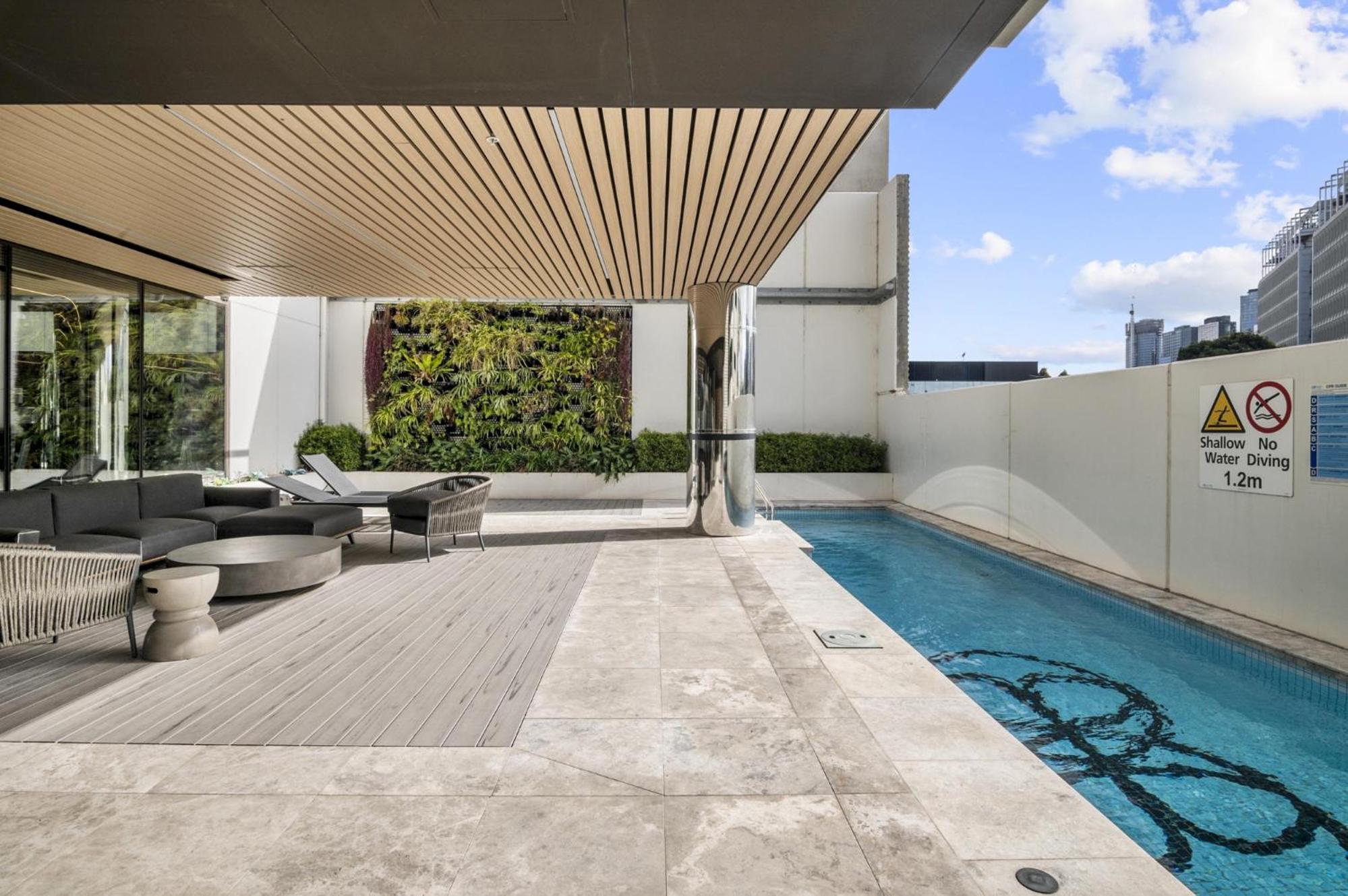 Chic 1-Bed South Melbourne Unit with Pool & Gym