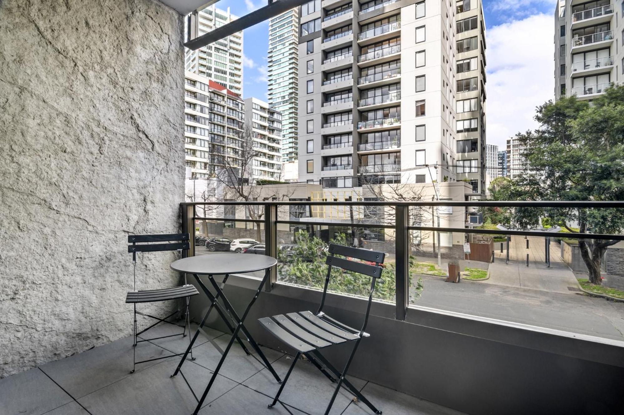 Chic 1-Bed South Melbourne Unit with Pool & Gym