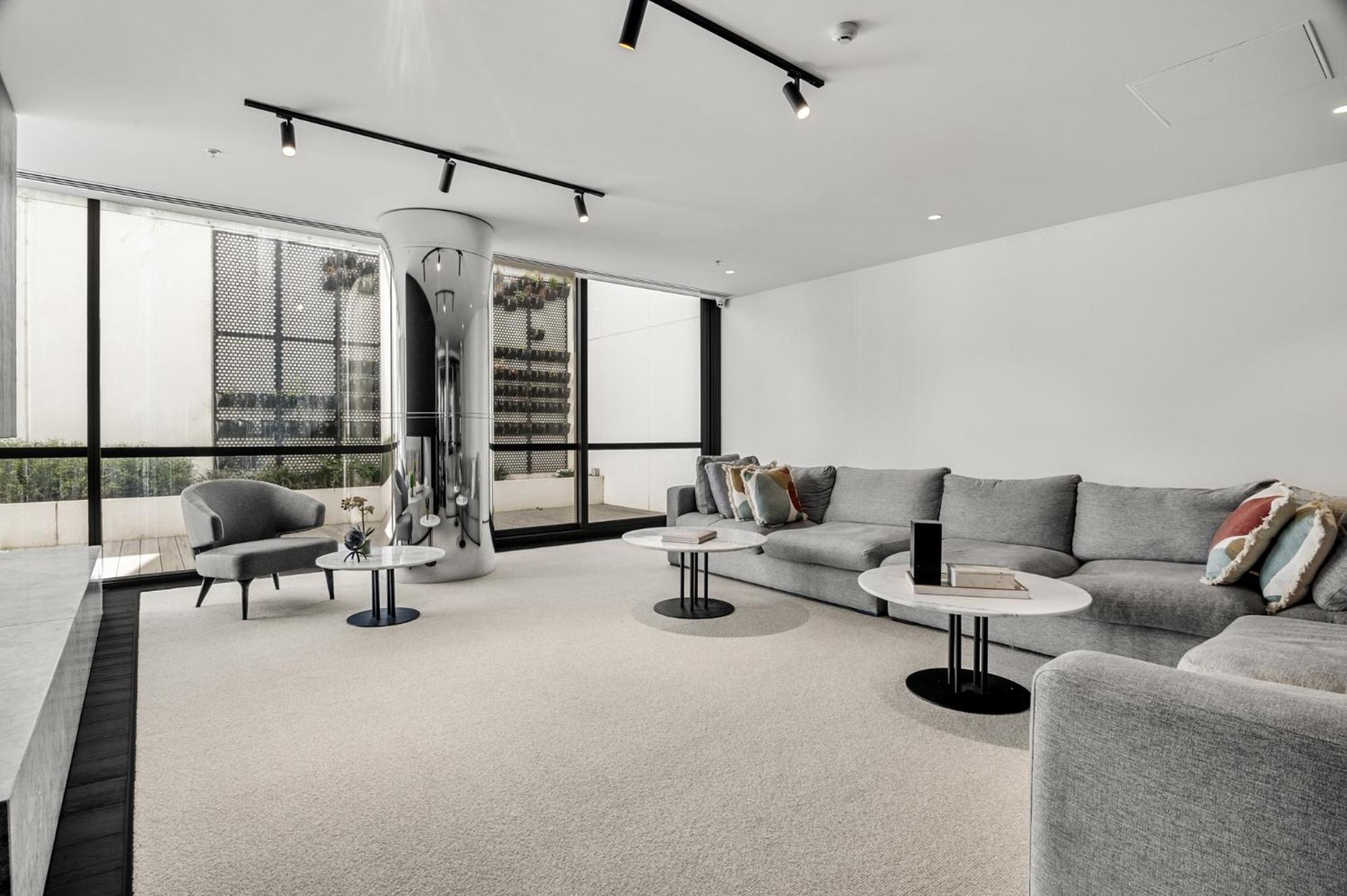 Chic 1-Bed South Melbourne Unit with Pool & Gym