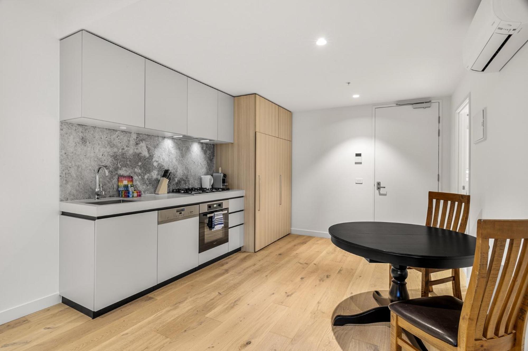 Chic 1-Bed South Melbourne Unit with Pool & Gym