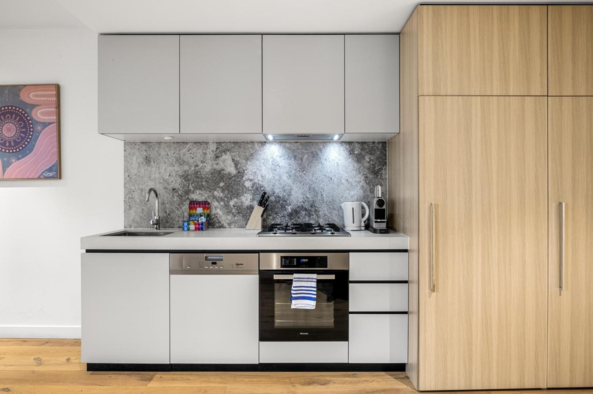 Chic 1-Bed South Melbourne Unit with Pool & Gym