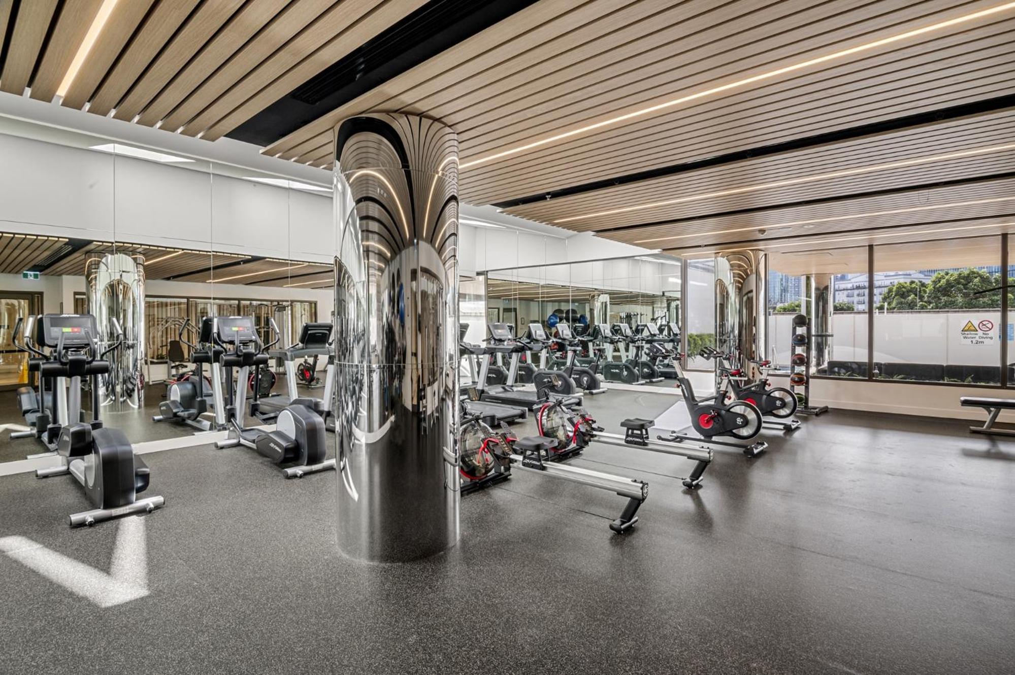 Chic 1-Bed South Melbourne Unit with Pool & Gym