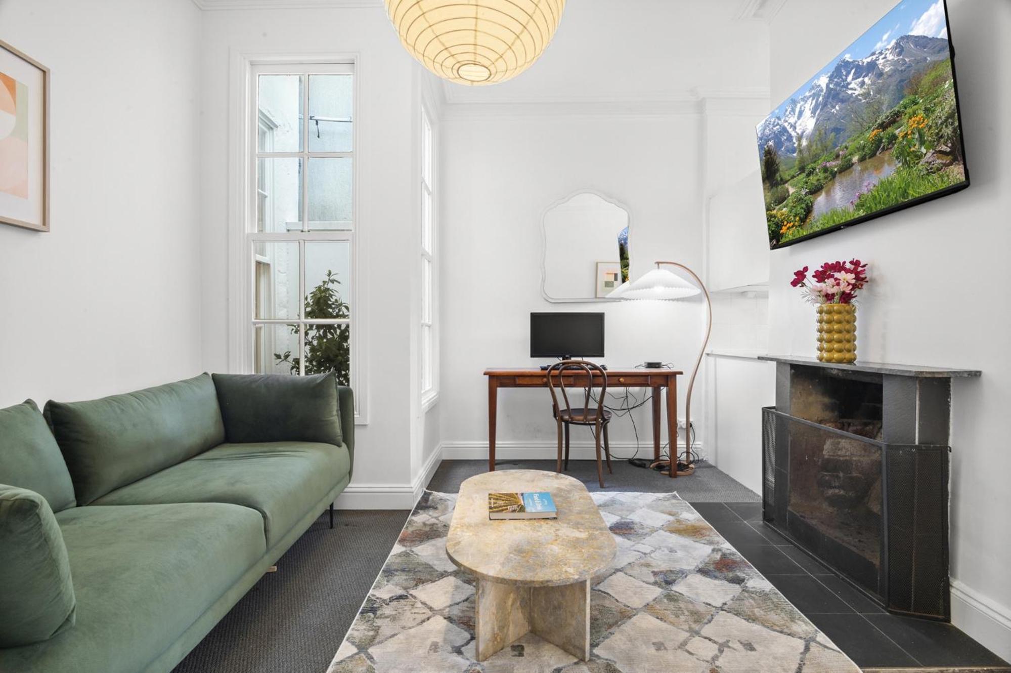 Charming 2-Bed Home with Outdoor Space in Cremorne