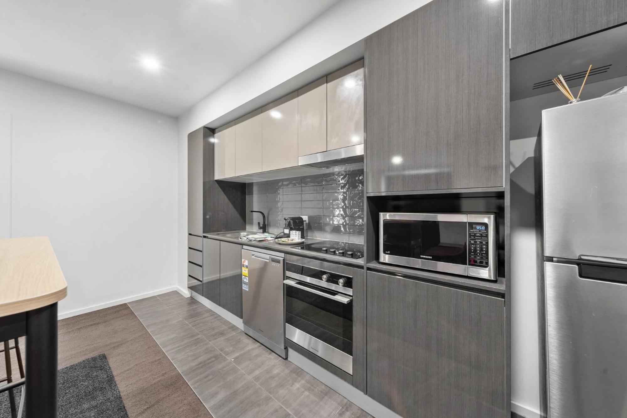 Bright 2-Bed Apartment with Scenic Balcony