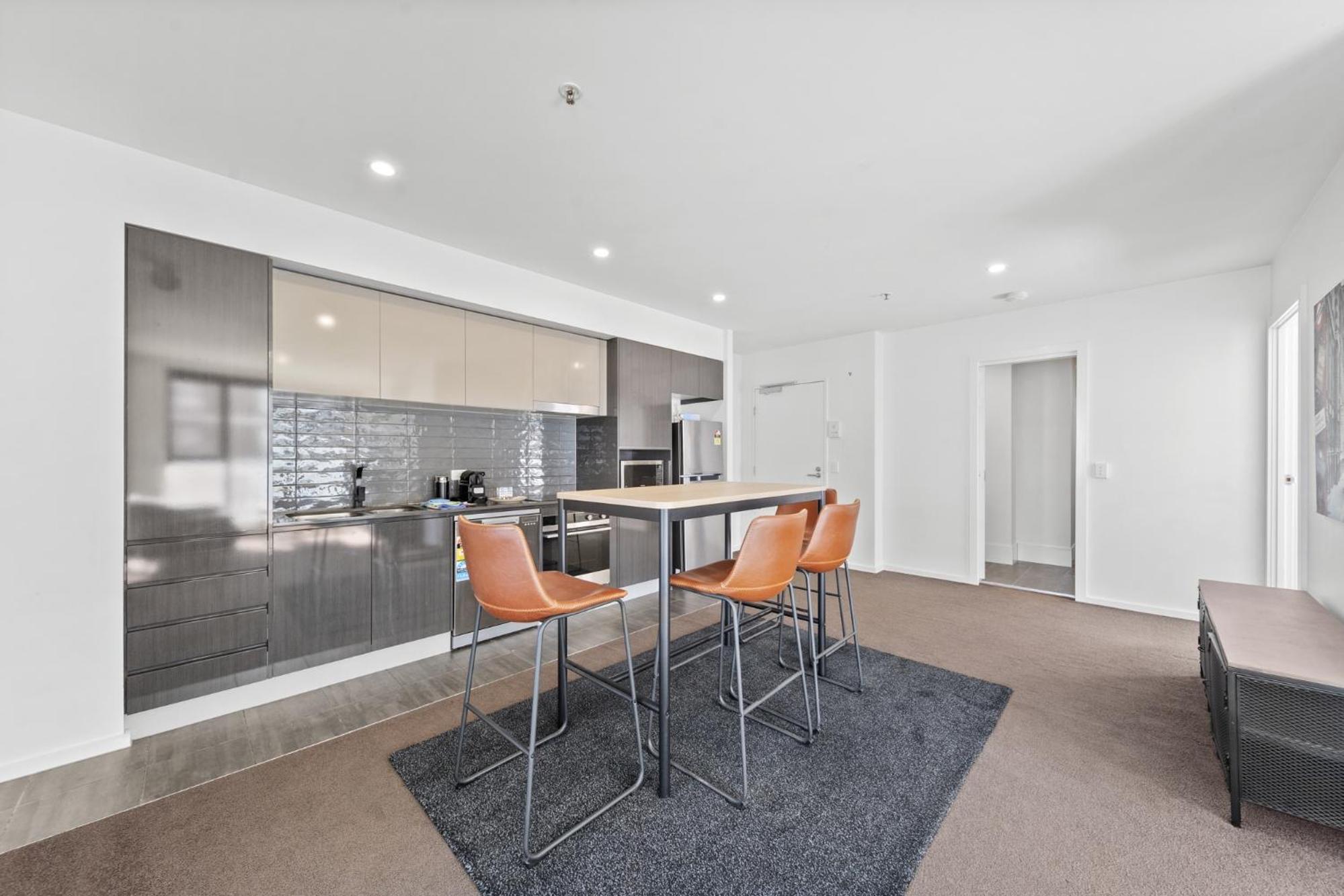 Bright 2-Bed Apartment with Scenic Balcony