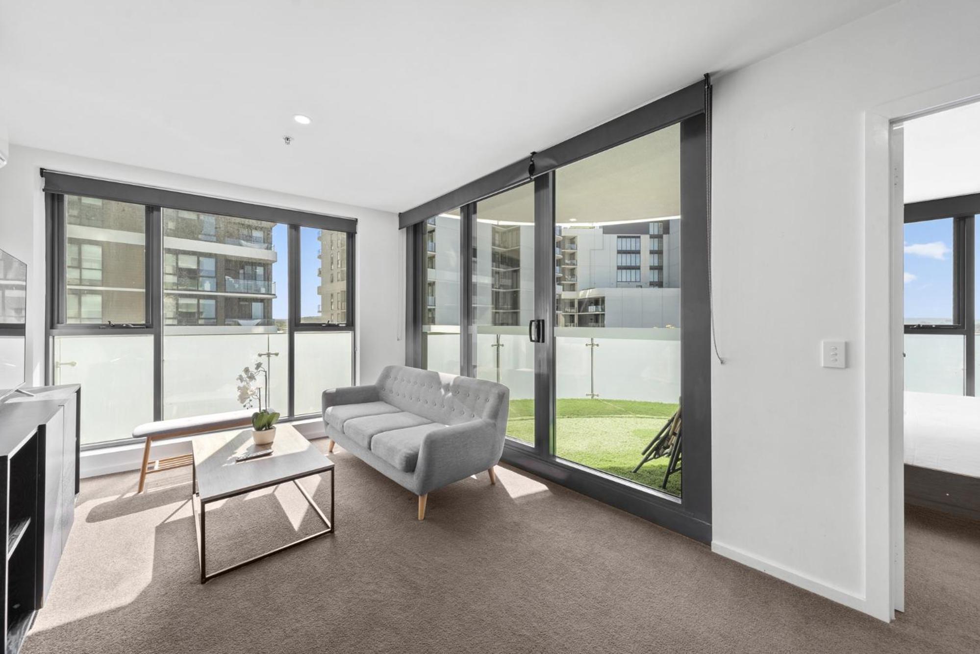 Bright 2-Bed Apartment with Scenic Balcony