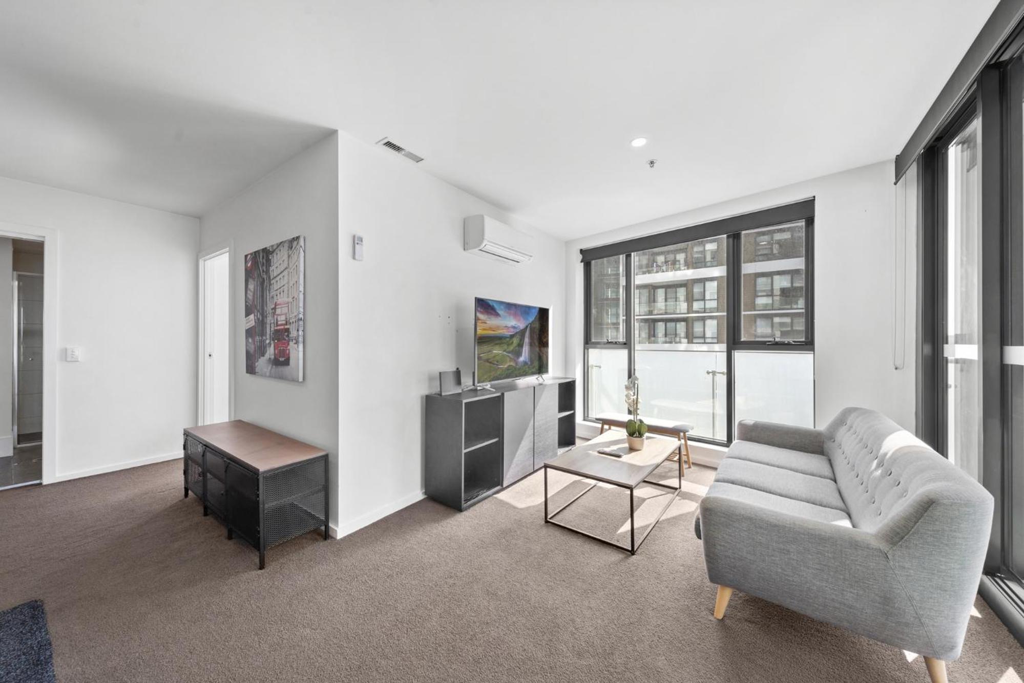 Bright 2-Bed Apartment with Scenic Balcony
