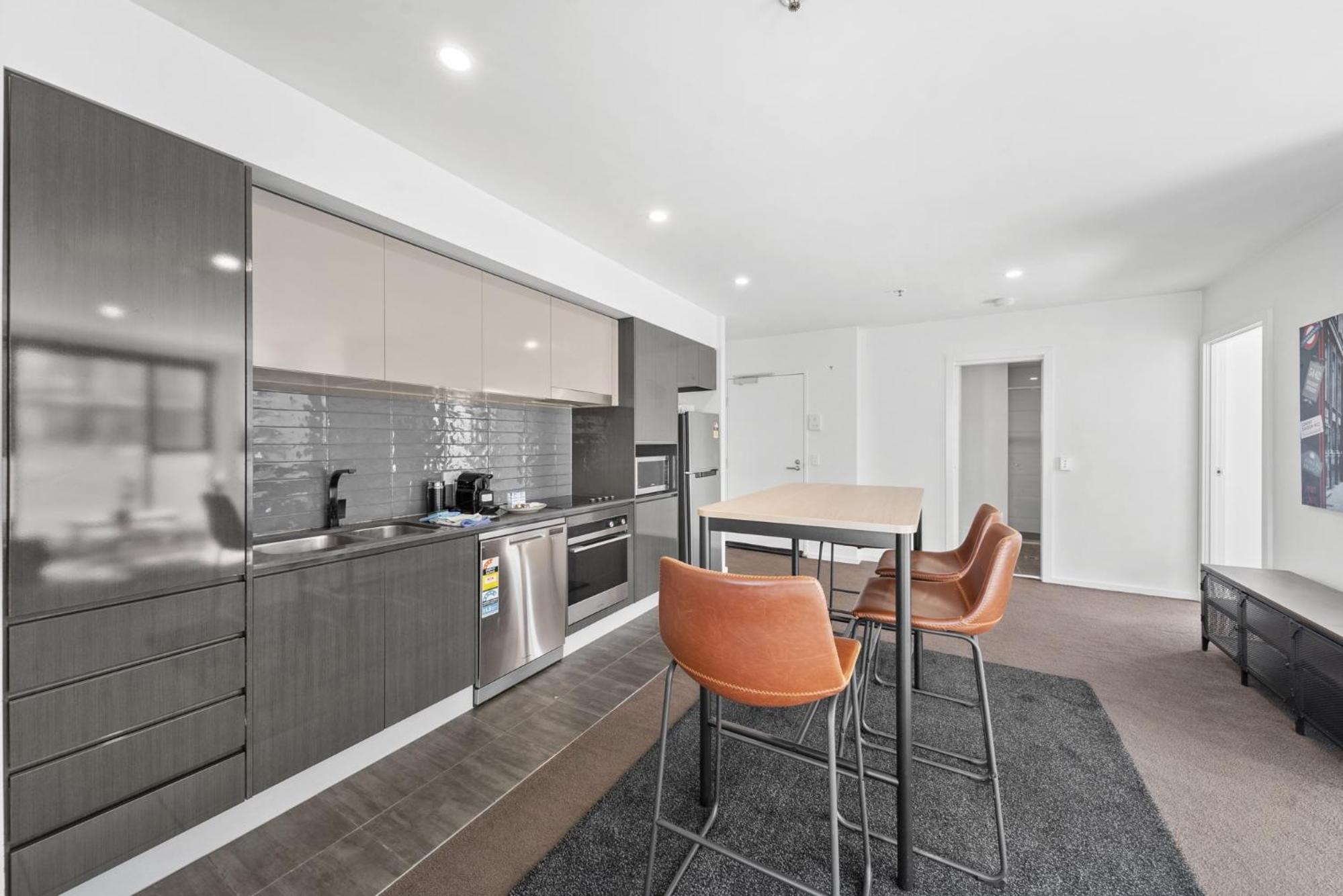 Bright 2-Bed Apartment with Scenic Balcony