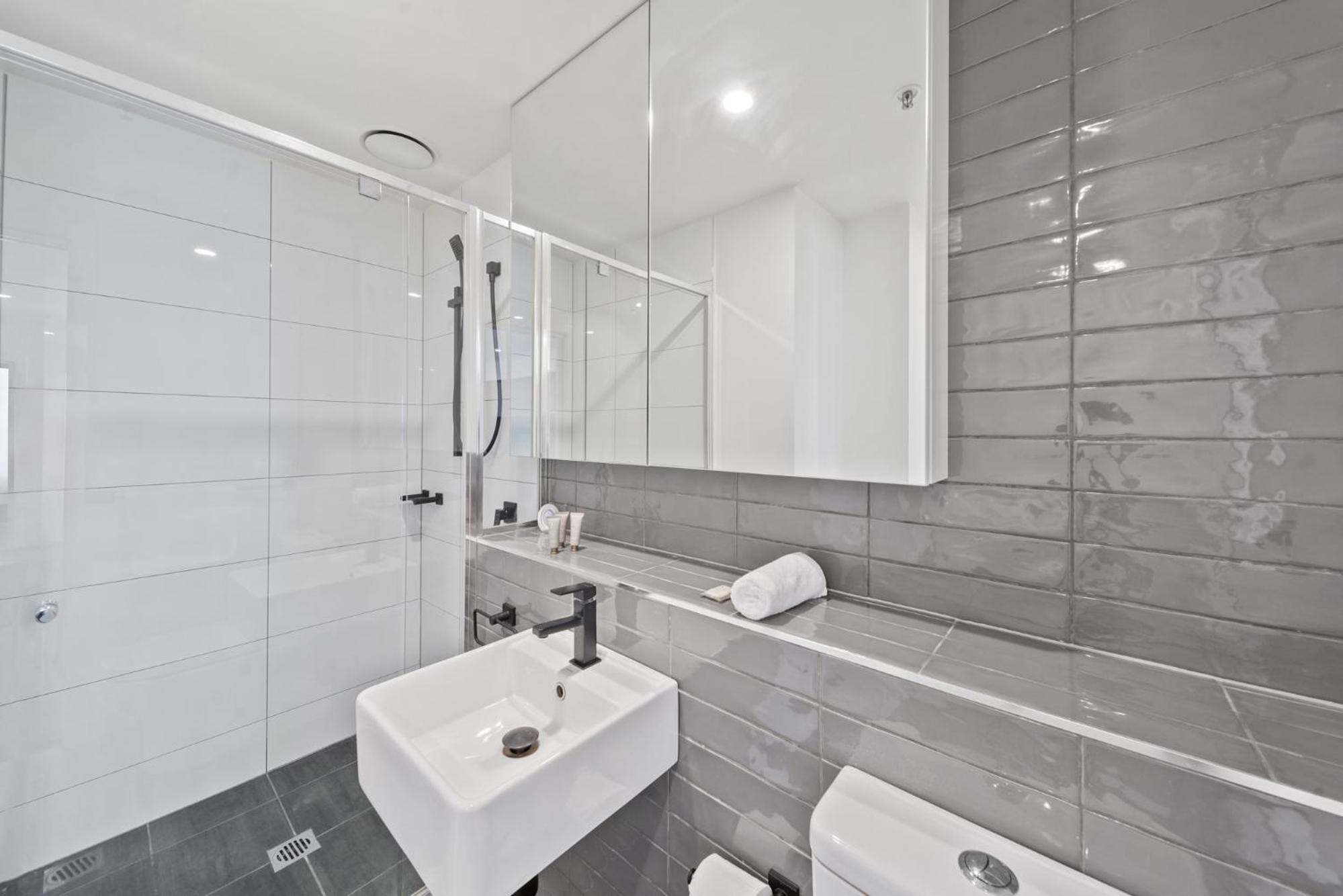 Bright 2-Bed Apartment with Scenic Balcony