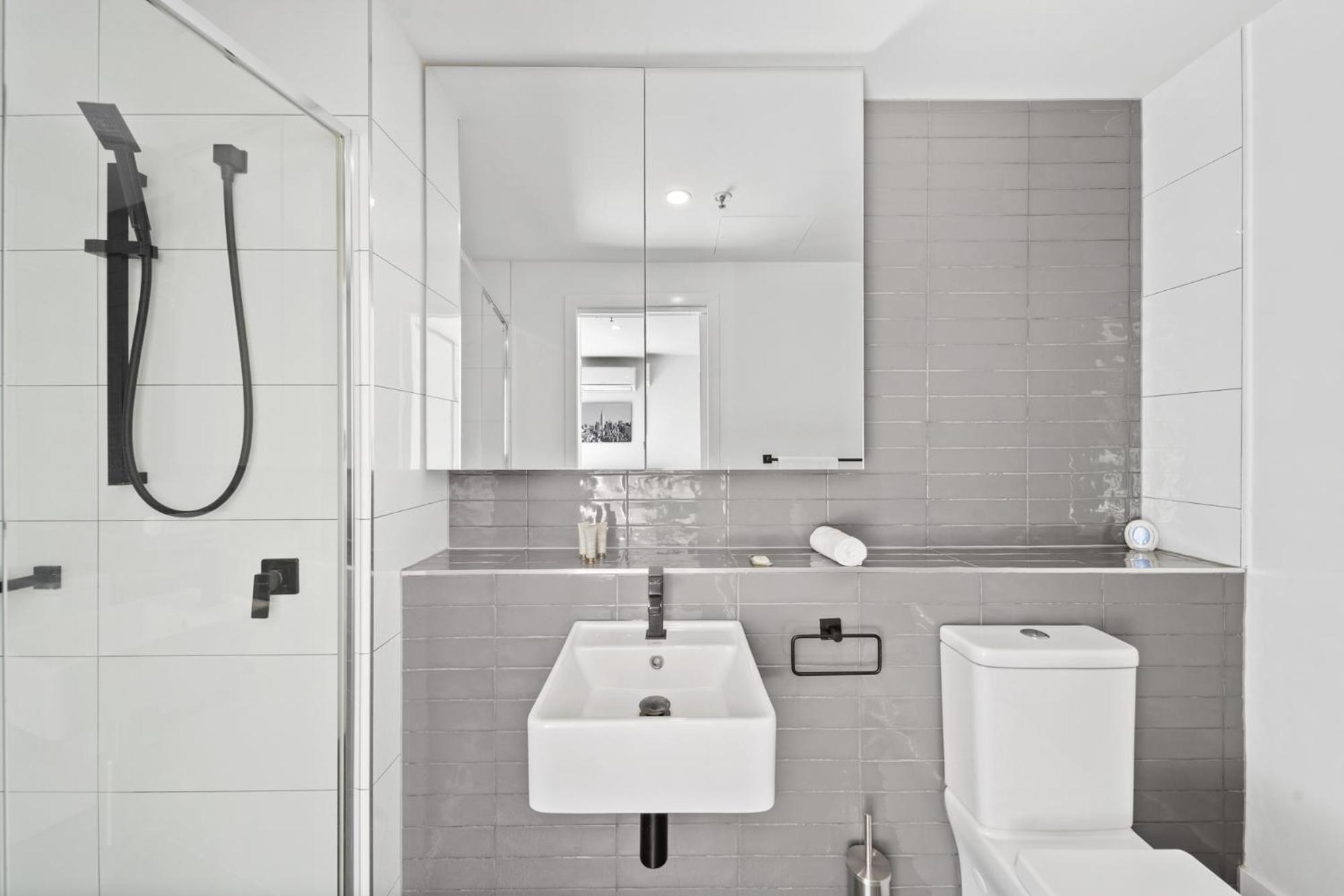 Bright 2-Bed Apartment with Scenic Balcony