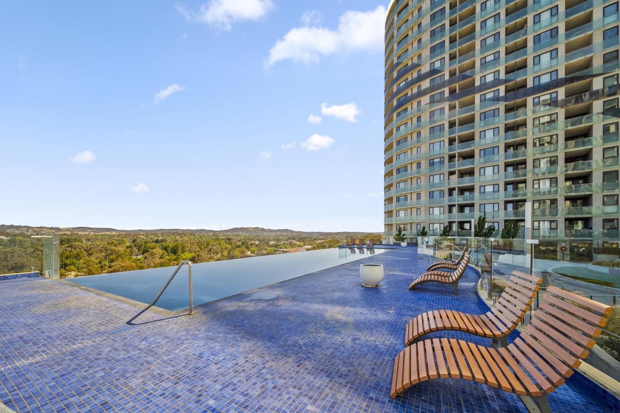 Bright 2-Bed Apartment with Scenic Balcony