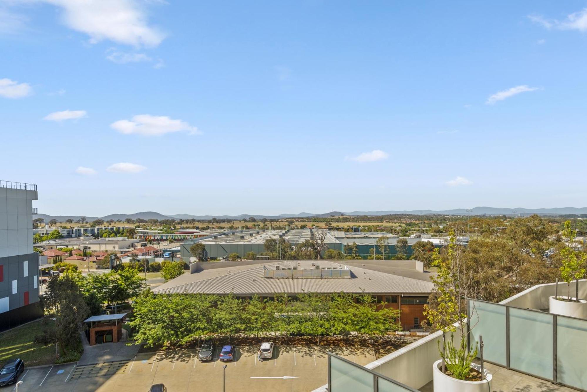 Bright 2-Bed Apartment with Scenic Balcony