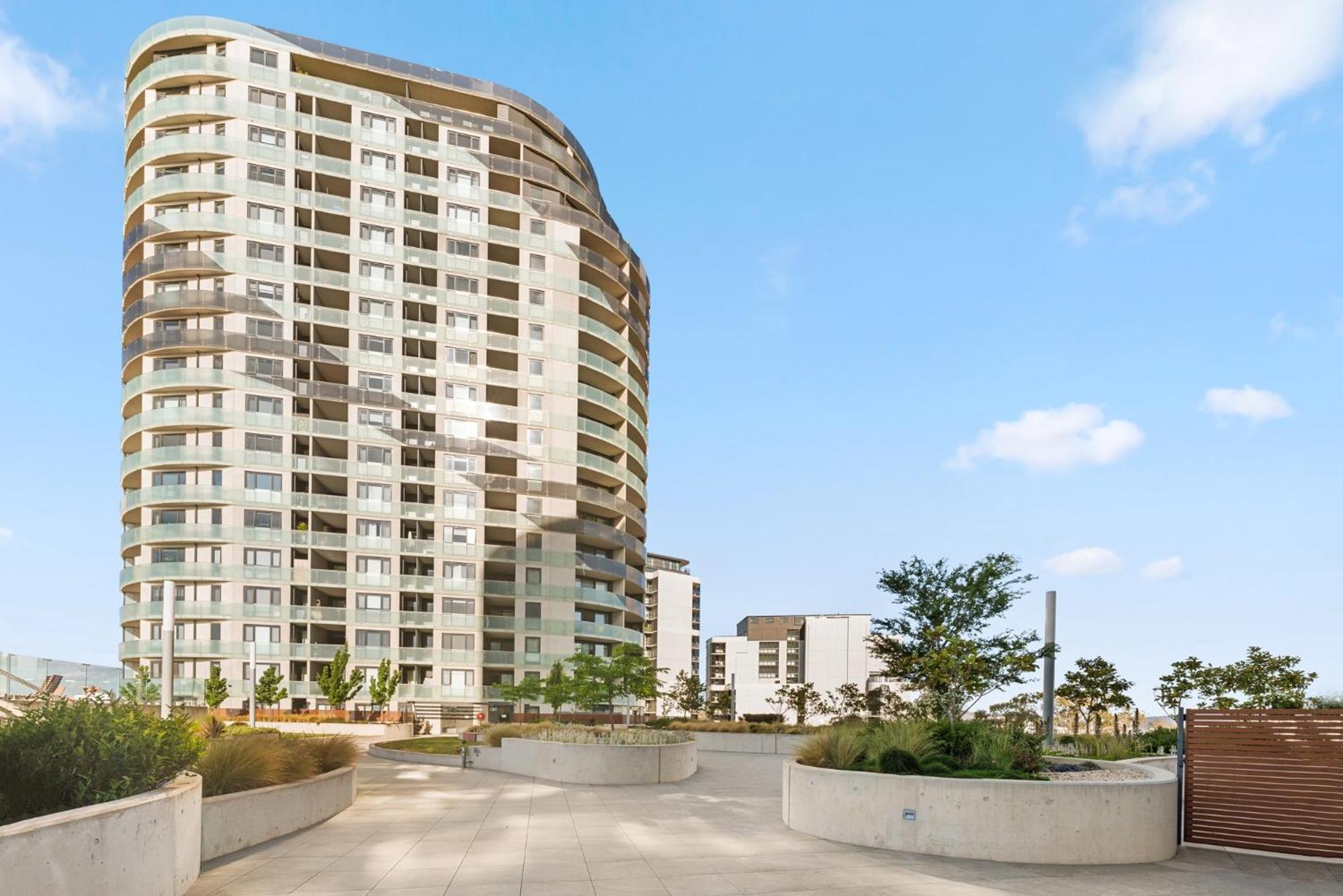 Bright 2-Bed Apartment with Scenic Balcony