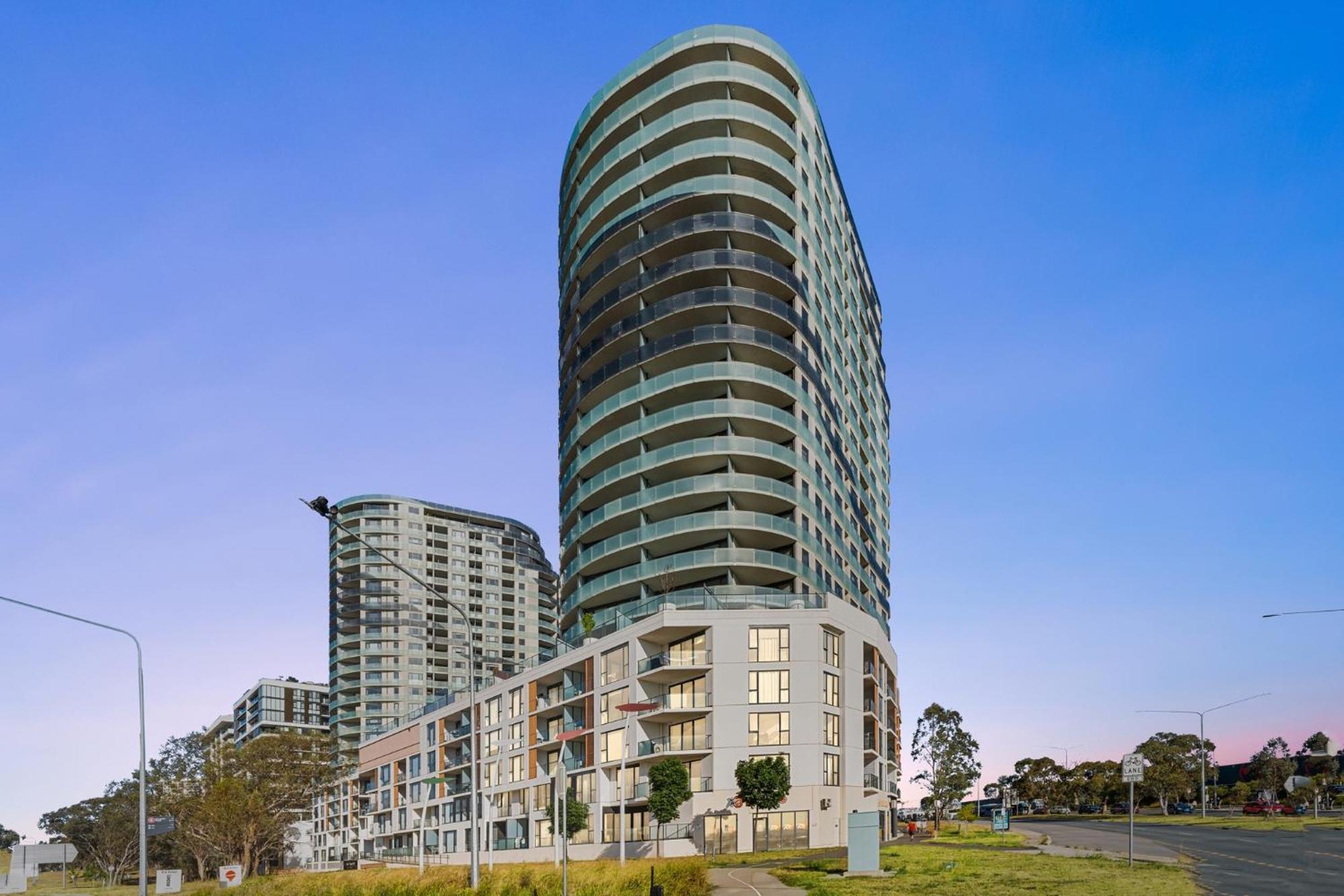 Bright 2-Bed Apartment with Scenic Balcony