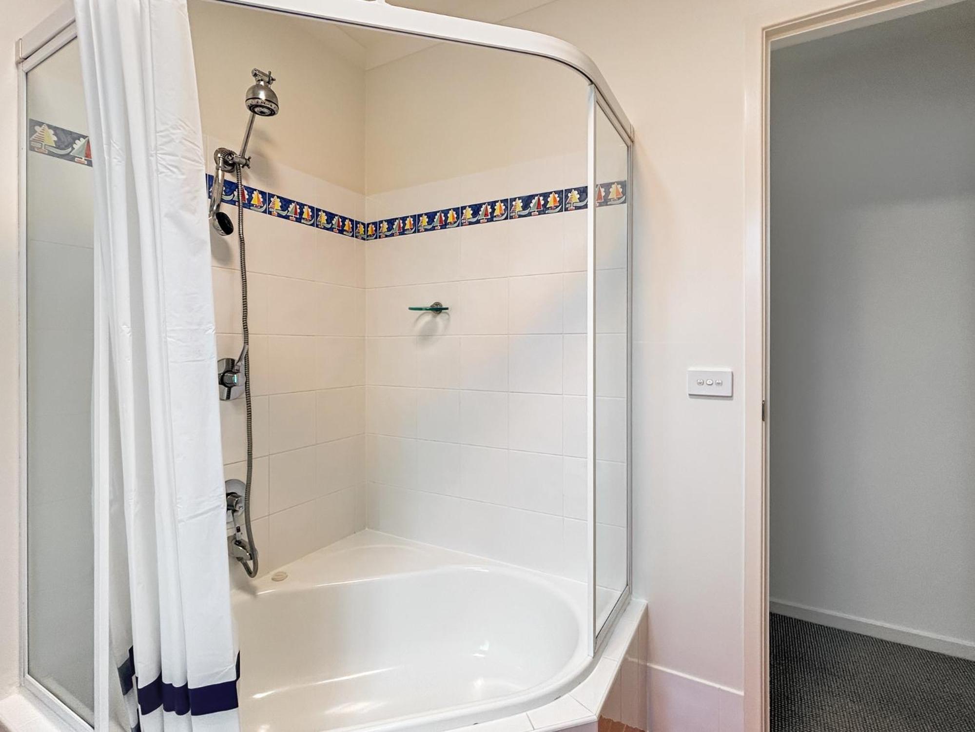 Spacious 4-Bed Home with Coastal Charm