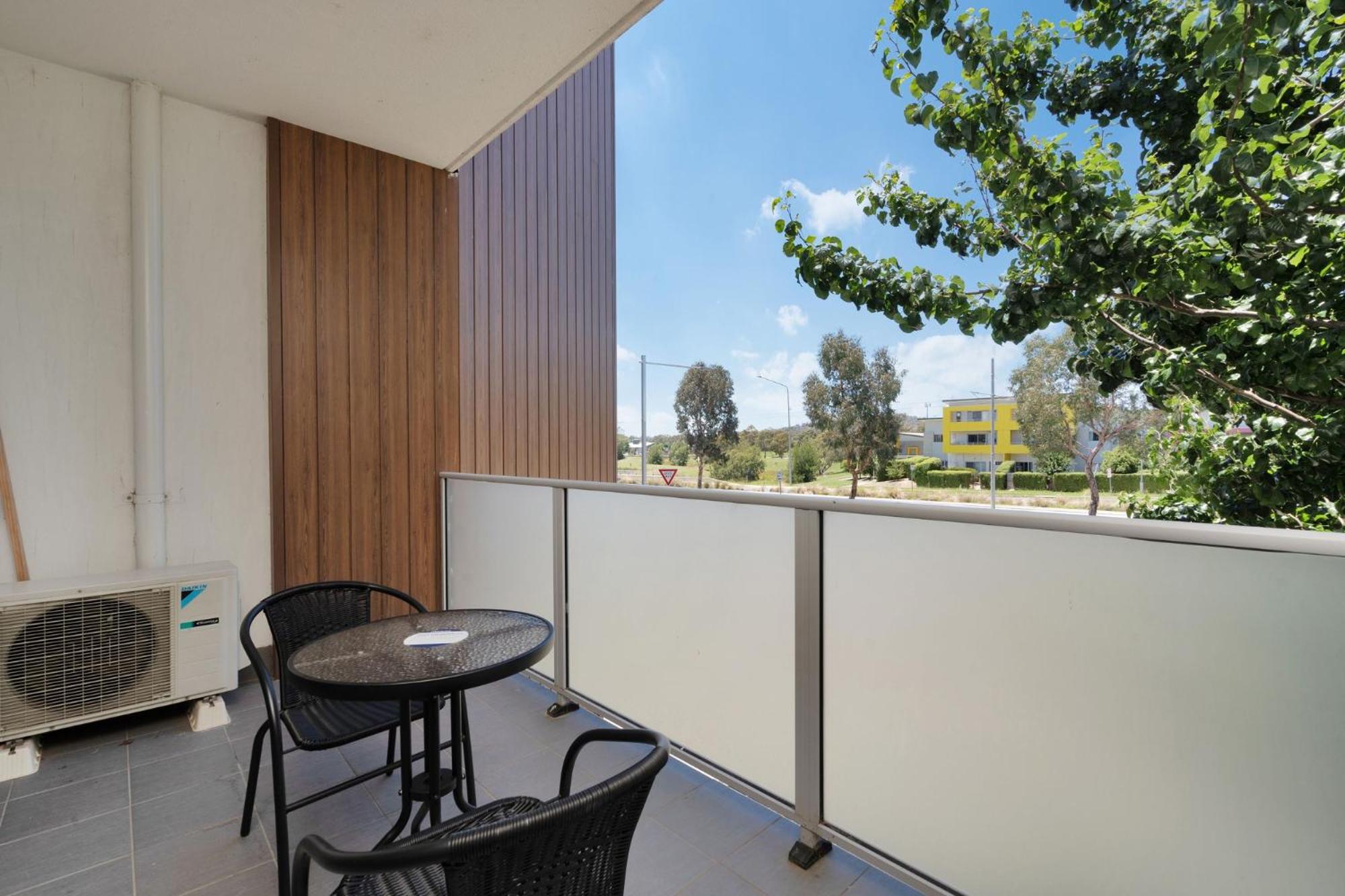 Elegant 2-Bed Apartment with Balcony