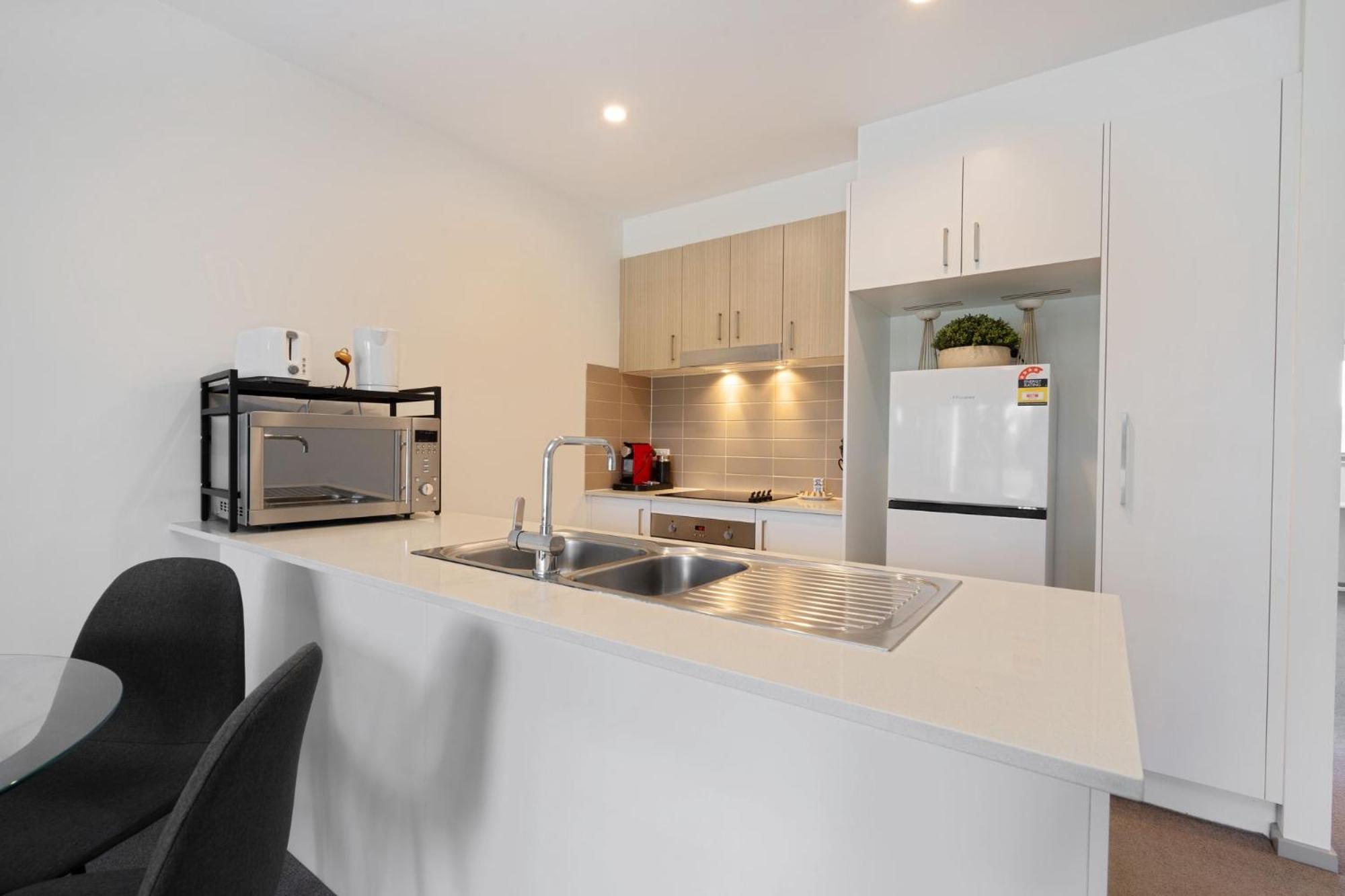 Elegant 2-Bed Apartment with Balcony