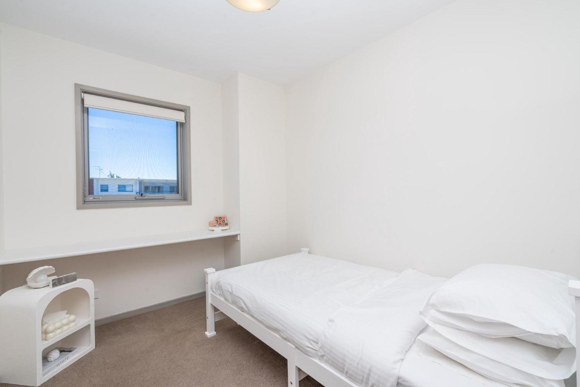 Elegant 2-Bed Apartment with Balcony