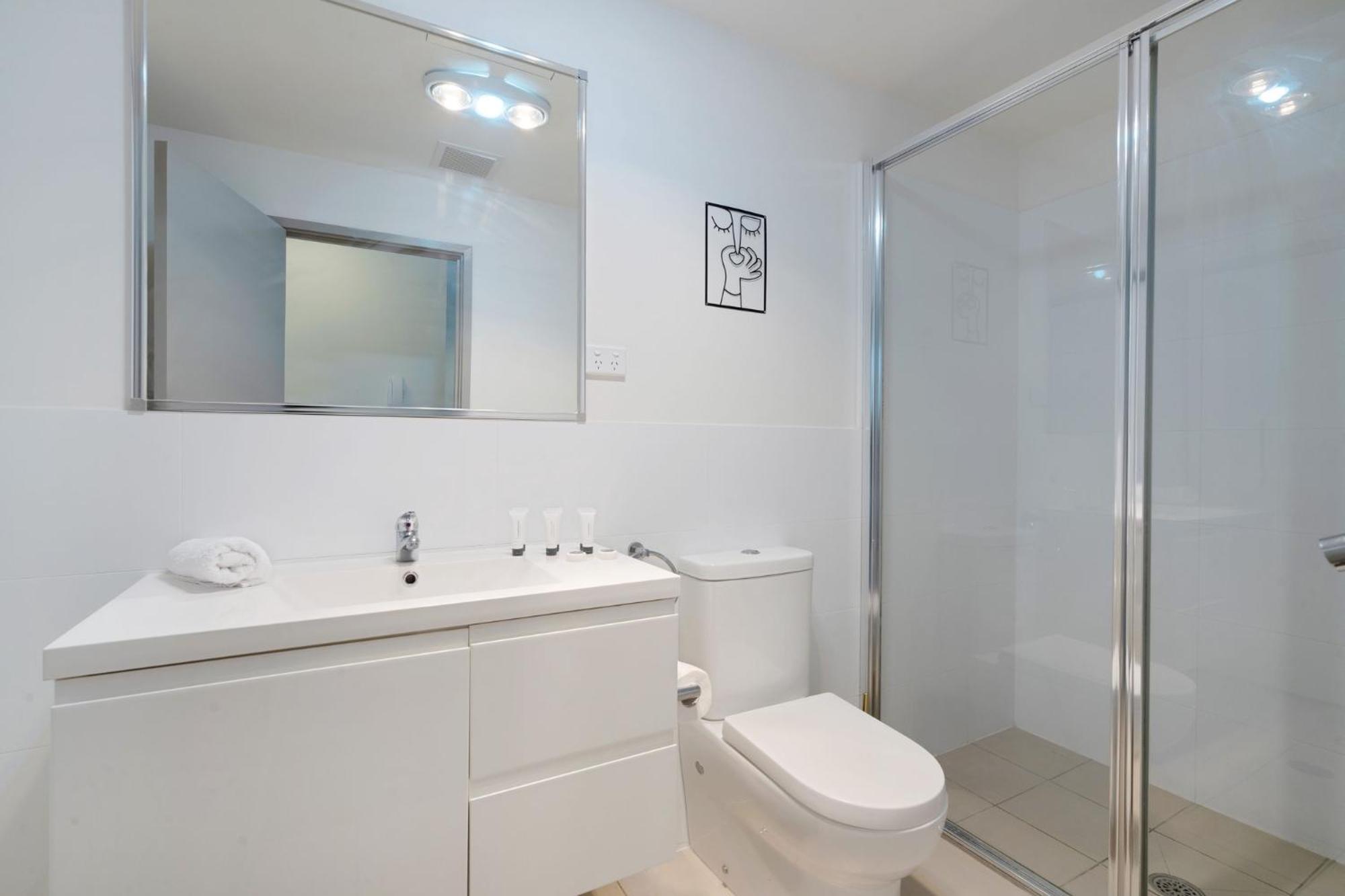 Elegant 2-Bed Apartment with Balcony