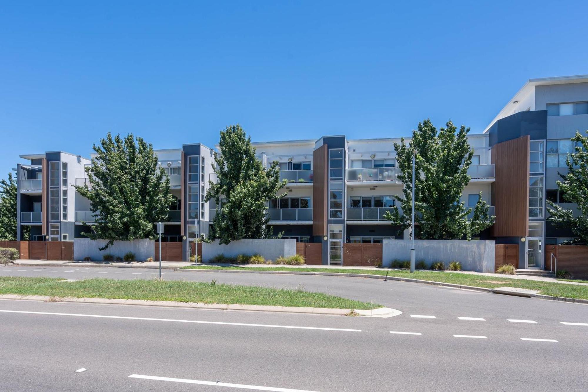 Elegant 2-Bed Apartment with Balcony