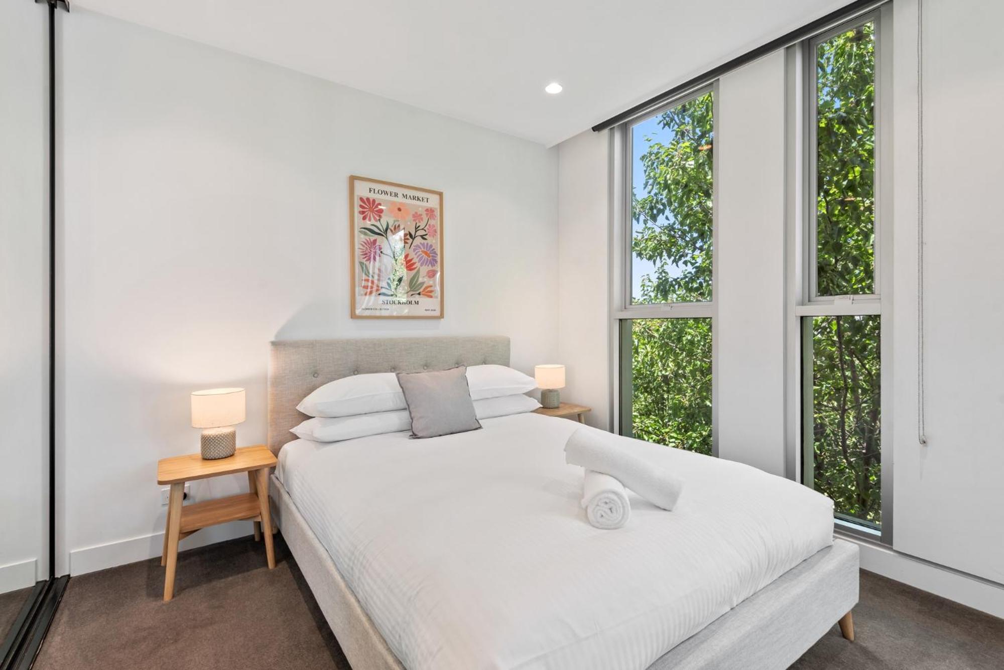 Chic 2-Bed with Free Parking in South Yarra