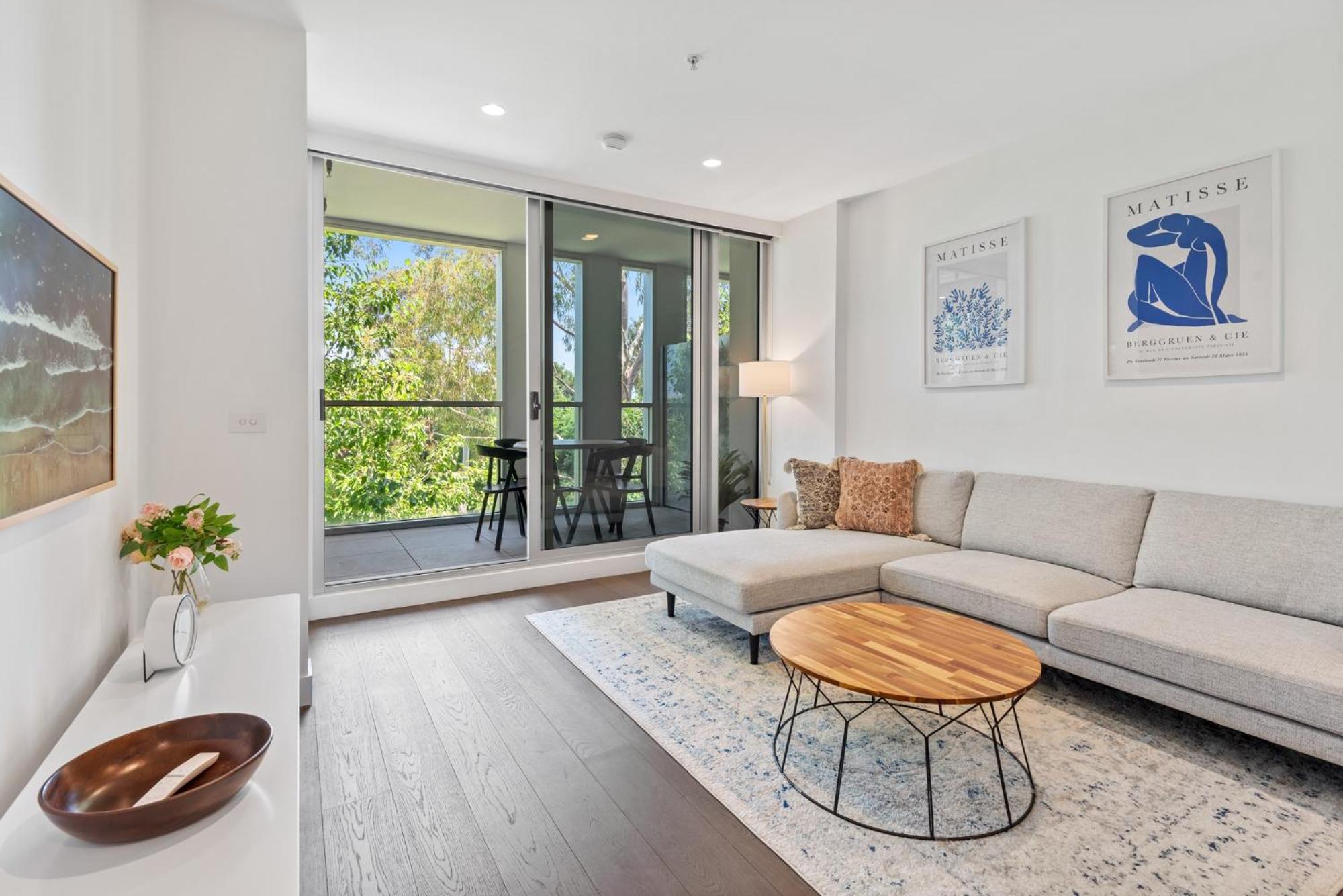 Chic 2-Bed with Free Parking in South Yarra