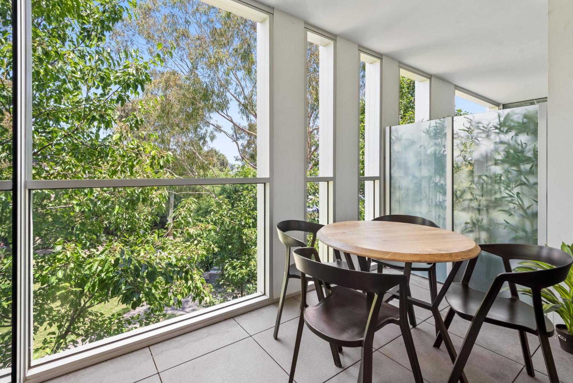 Chic 2-Bed with Free Parking in South Yarra