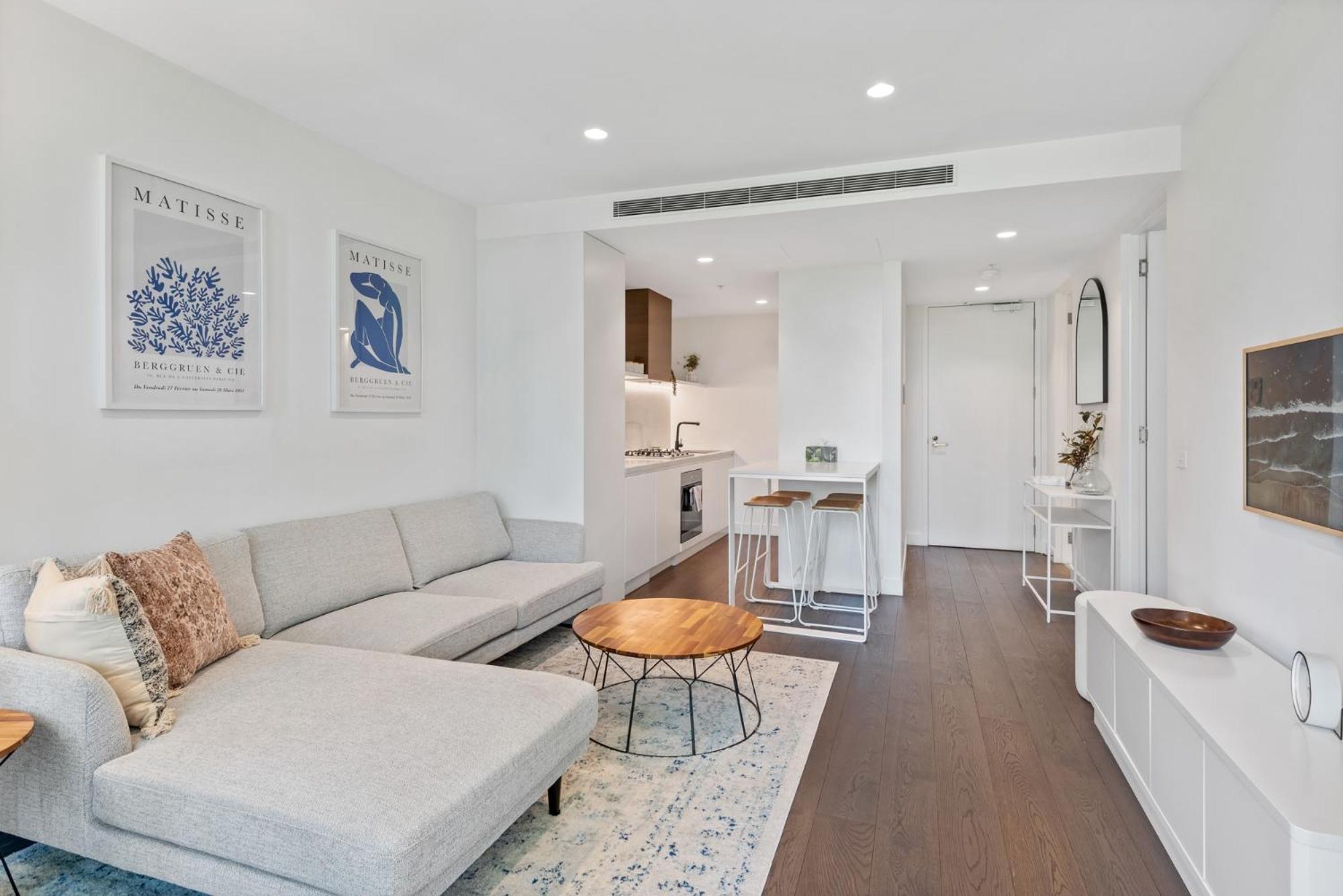 Chic 2-Bed with Free Parking in South Yarra
