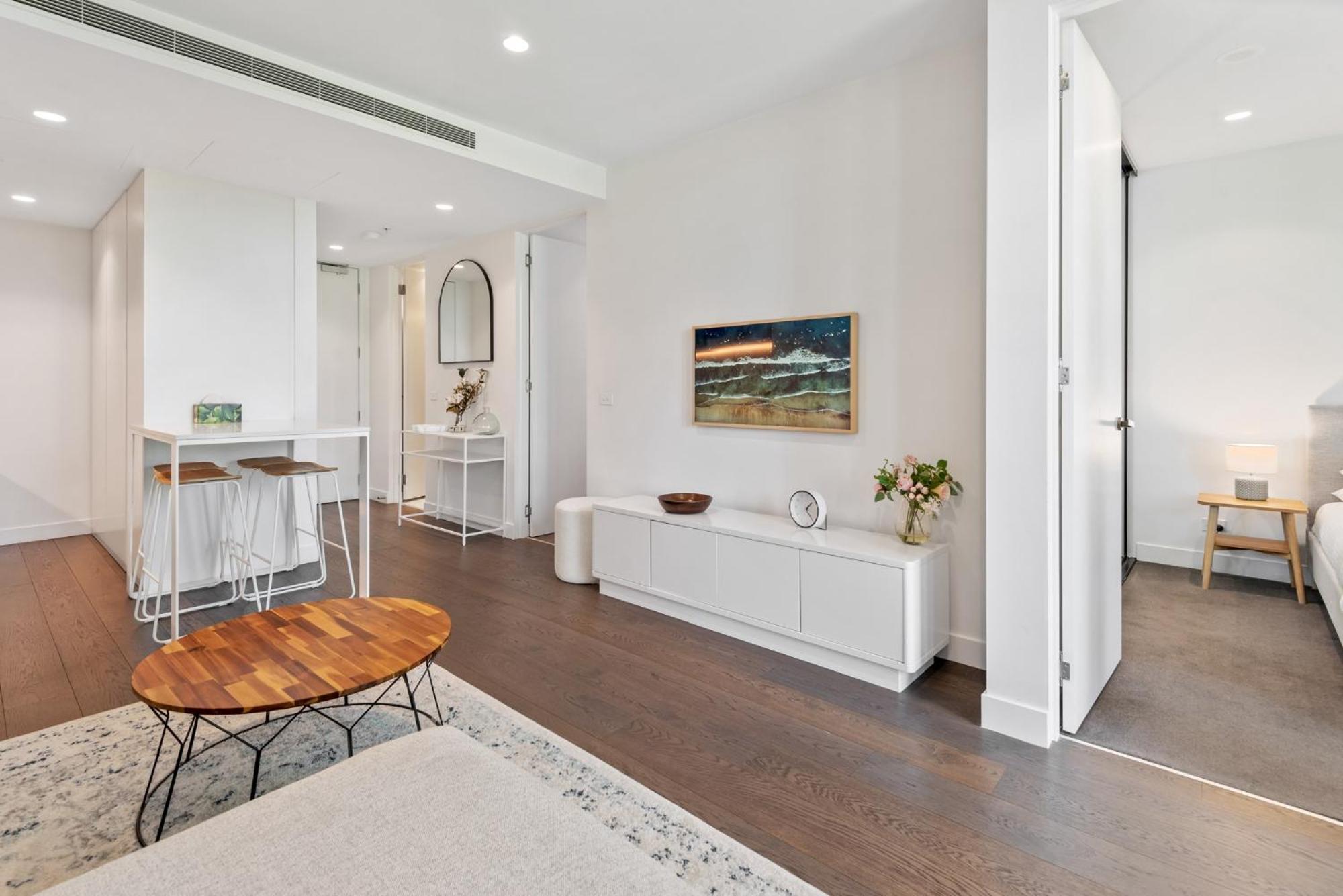 Chic 2-Bed with Free Parking in South Yarra