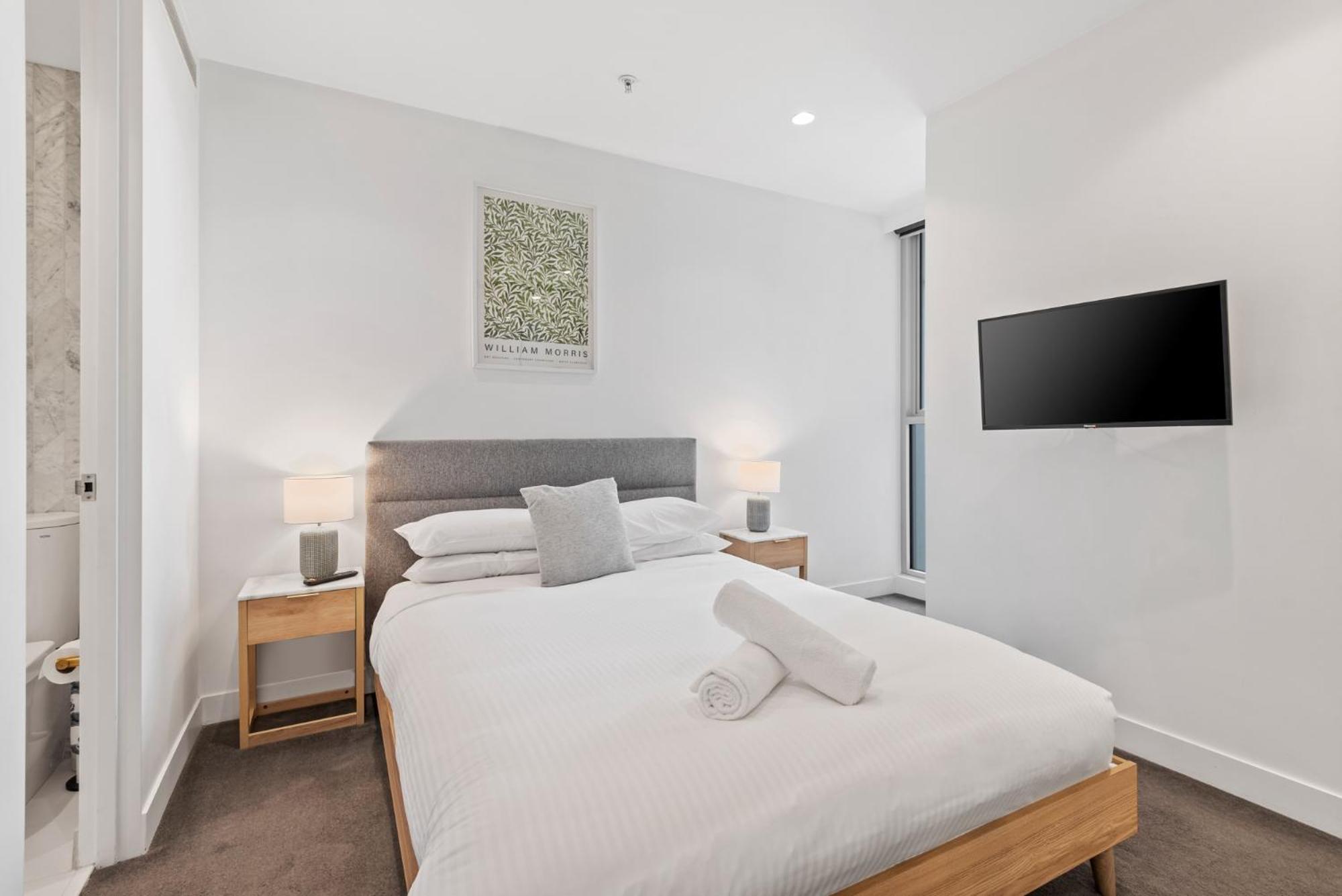 Chic 2-Bed with Free Parking in South Yarra